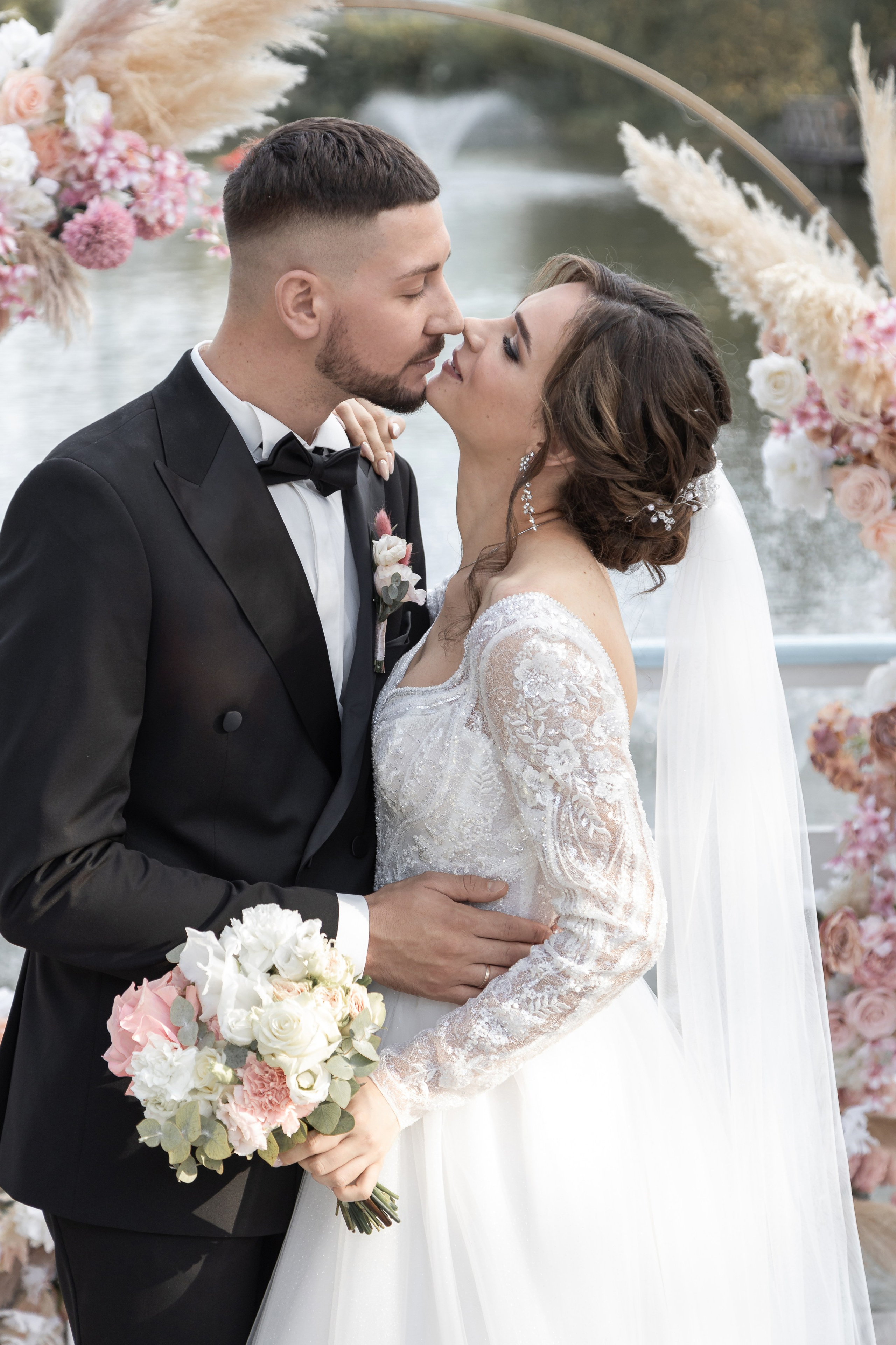 Выездная регистрация брака, фотосессия жениха и невесты.