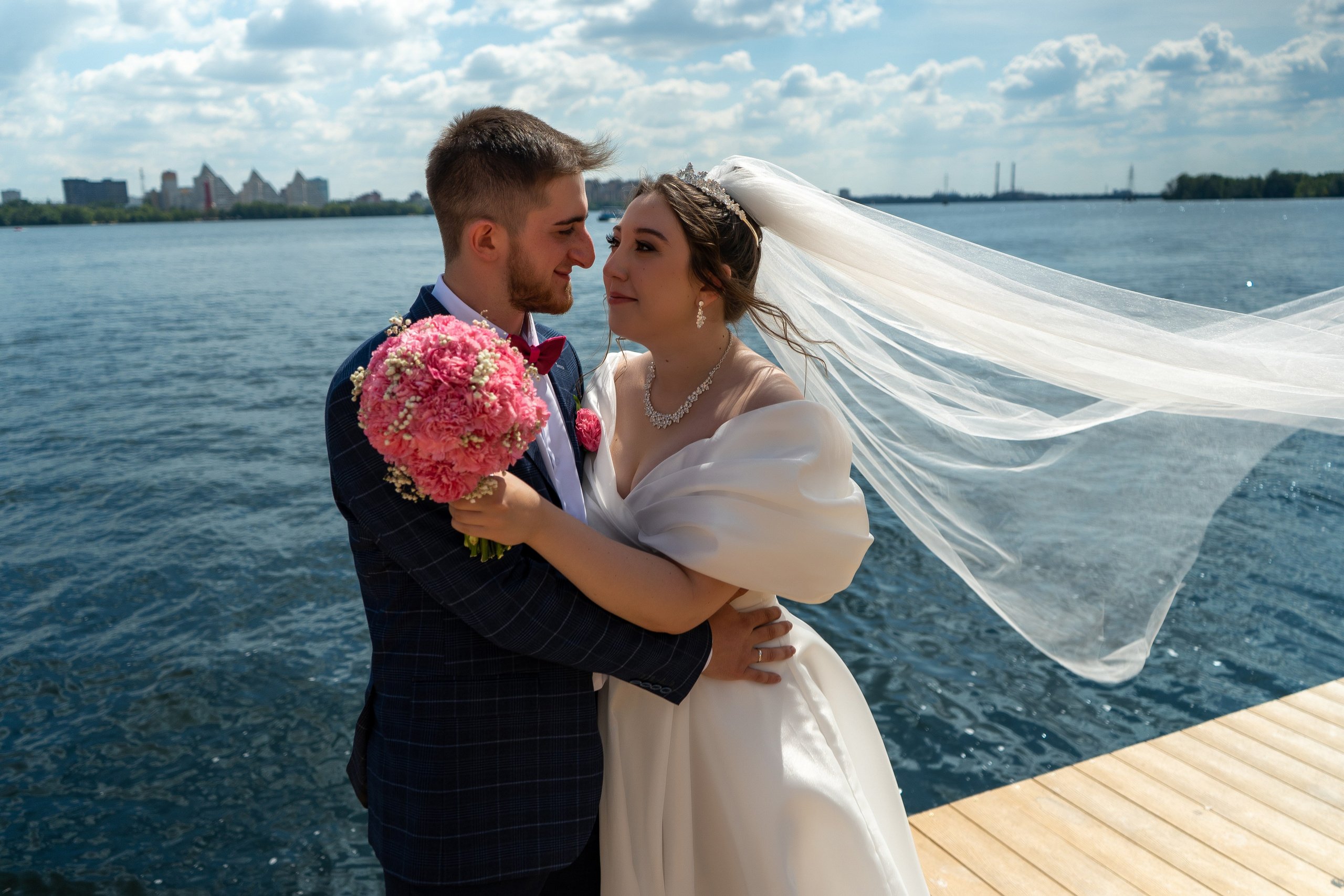 Свадебная фотосессия на фоне Воронежского водохранилища