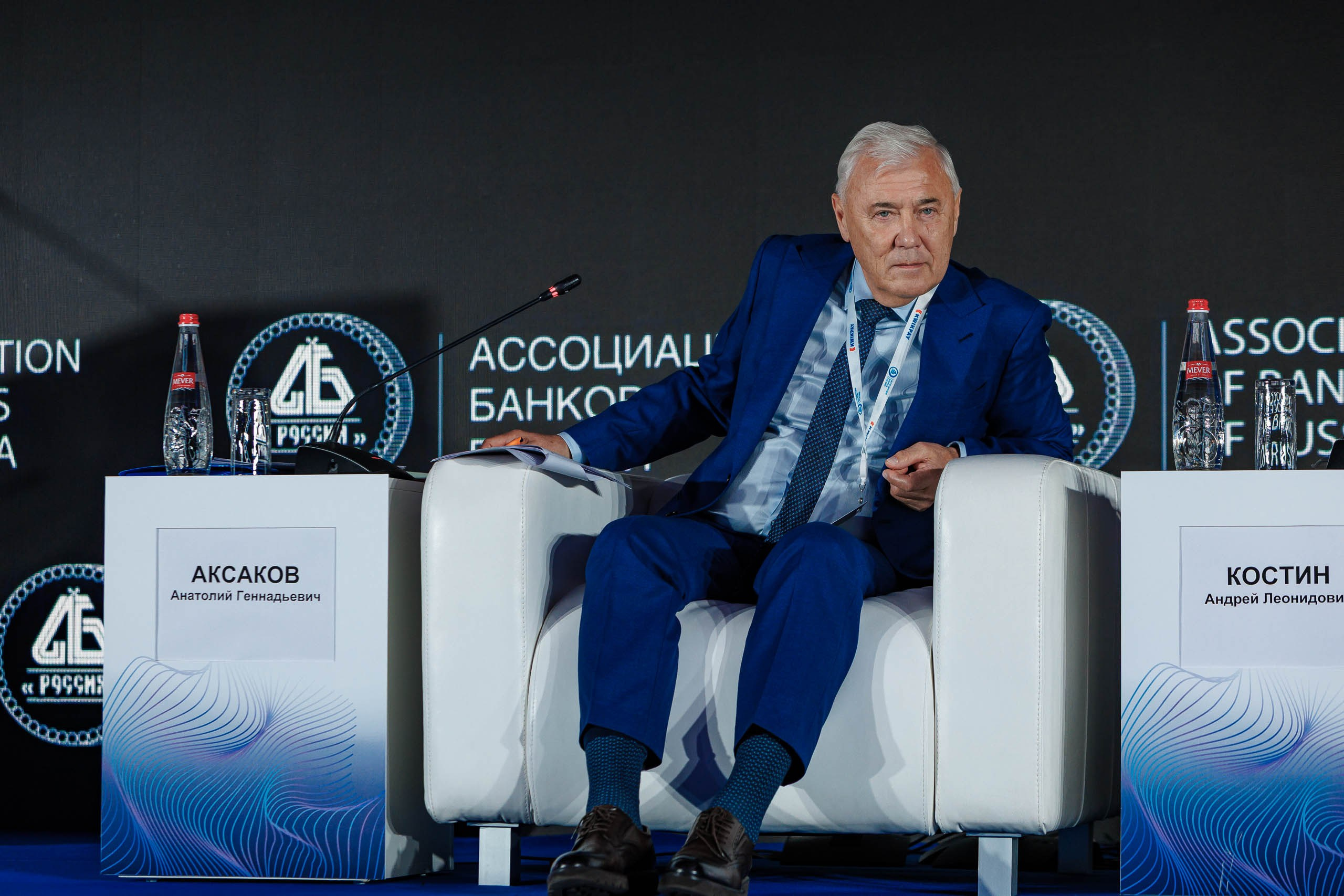 Лобби отеля с финансистами на регистрации, начало официального мероприятия