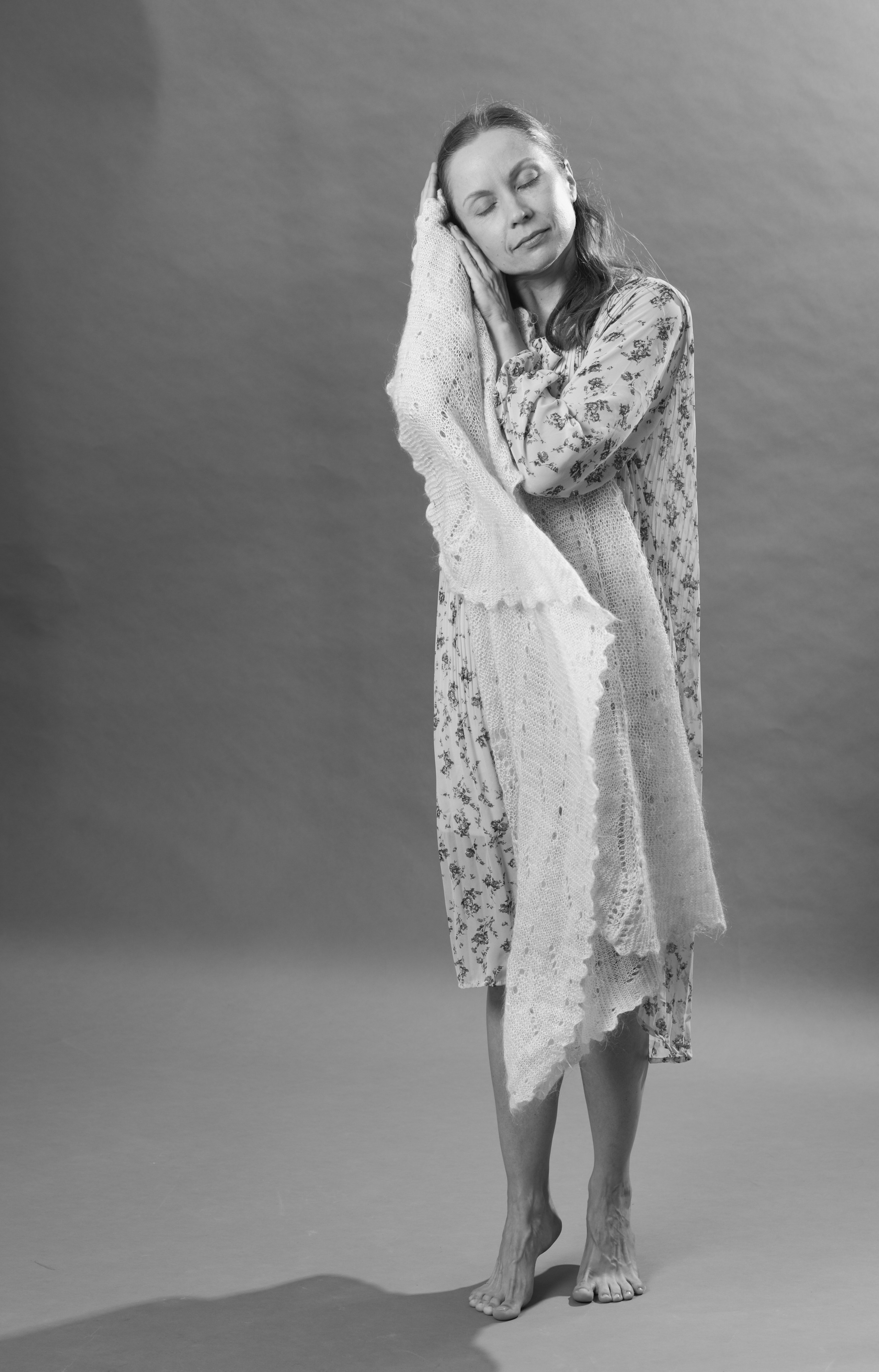 Женский студийный портрет в черно-белом стиле