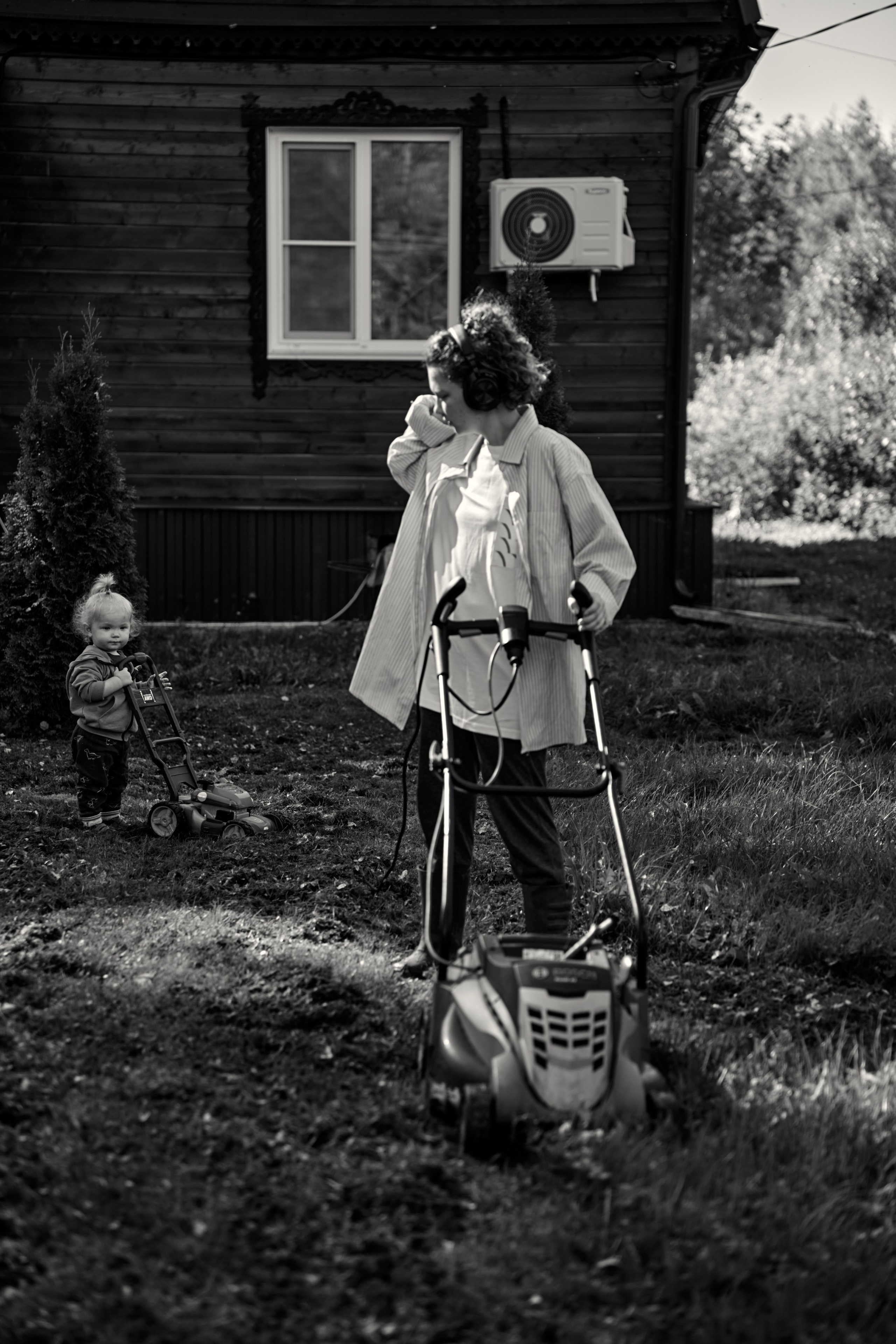 Семейный подряд по стрижке газона. Фотограф Женя Пашкина