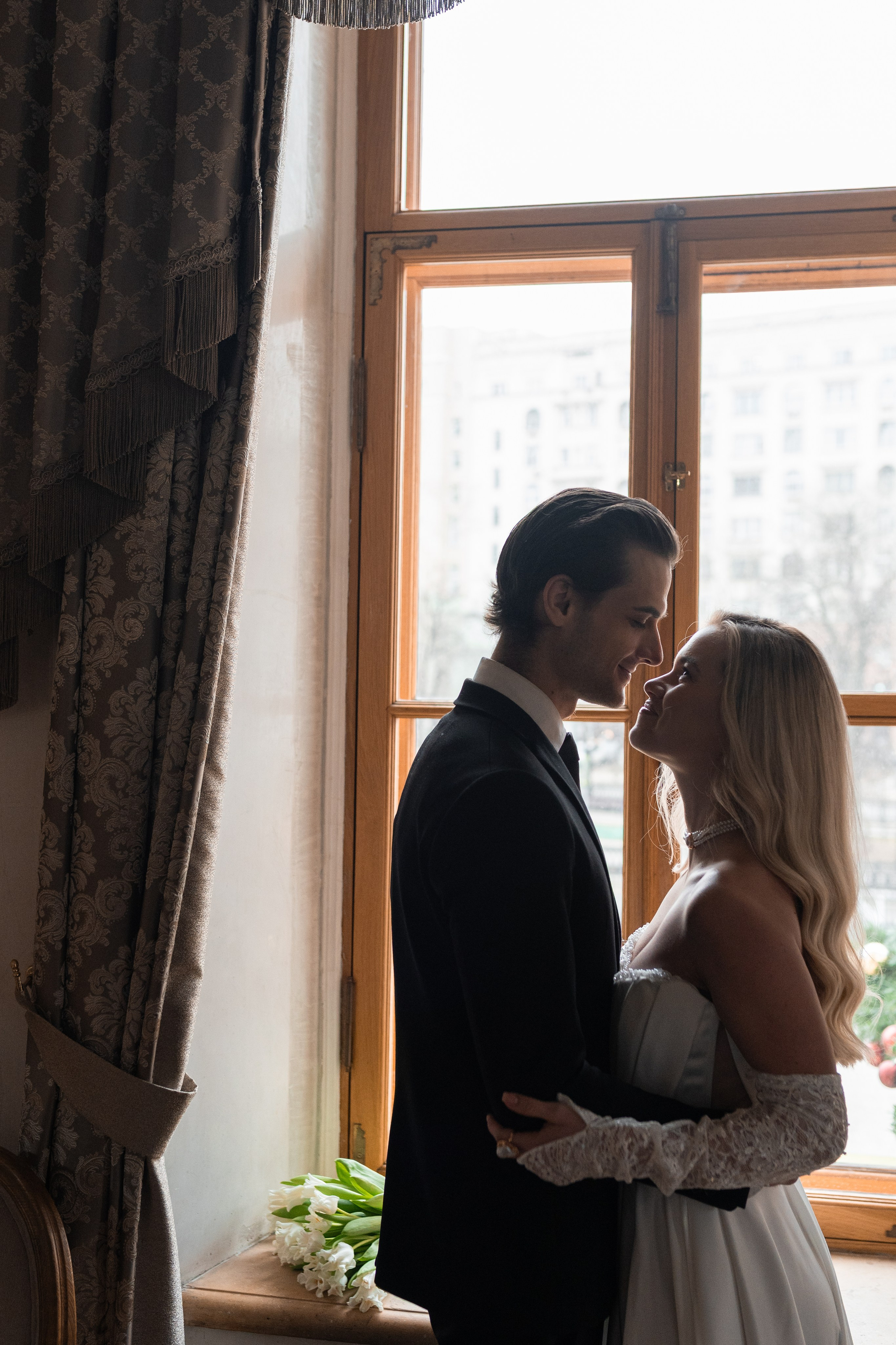 Свадебная фотосессия в Пушкинской библиотеке. Свадебный фотограф в Москве Анна Полушина