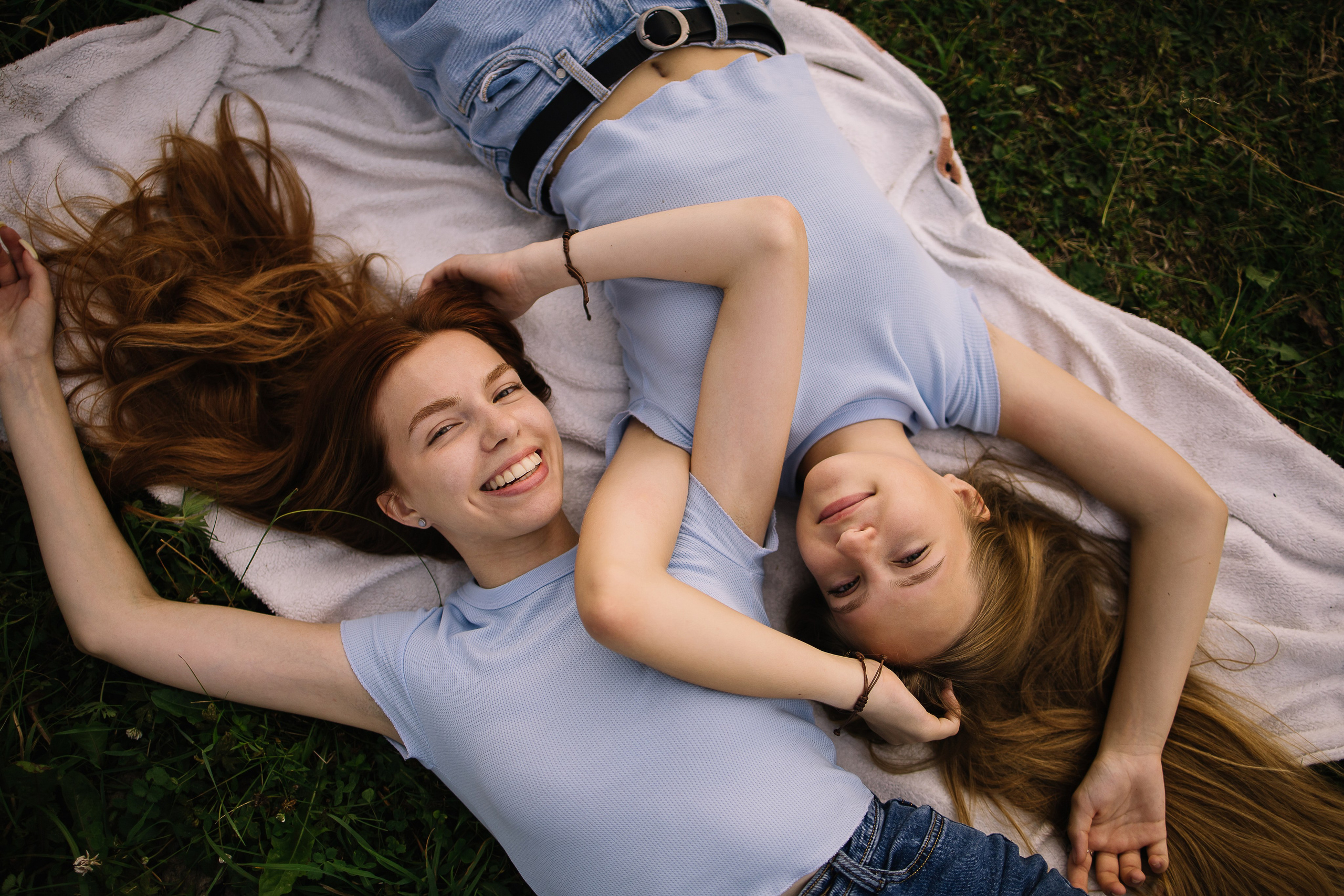 Фотосессия с сестрой загородом в поле. Семейный фотограф в Томске Максимова Екатерина
