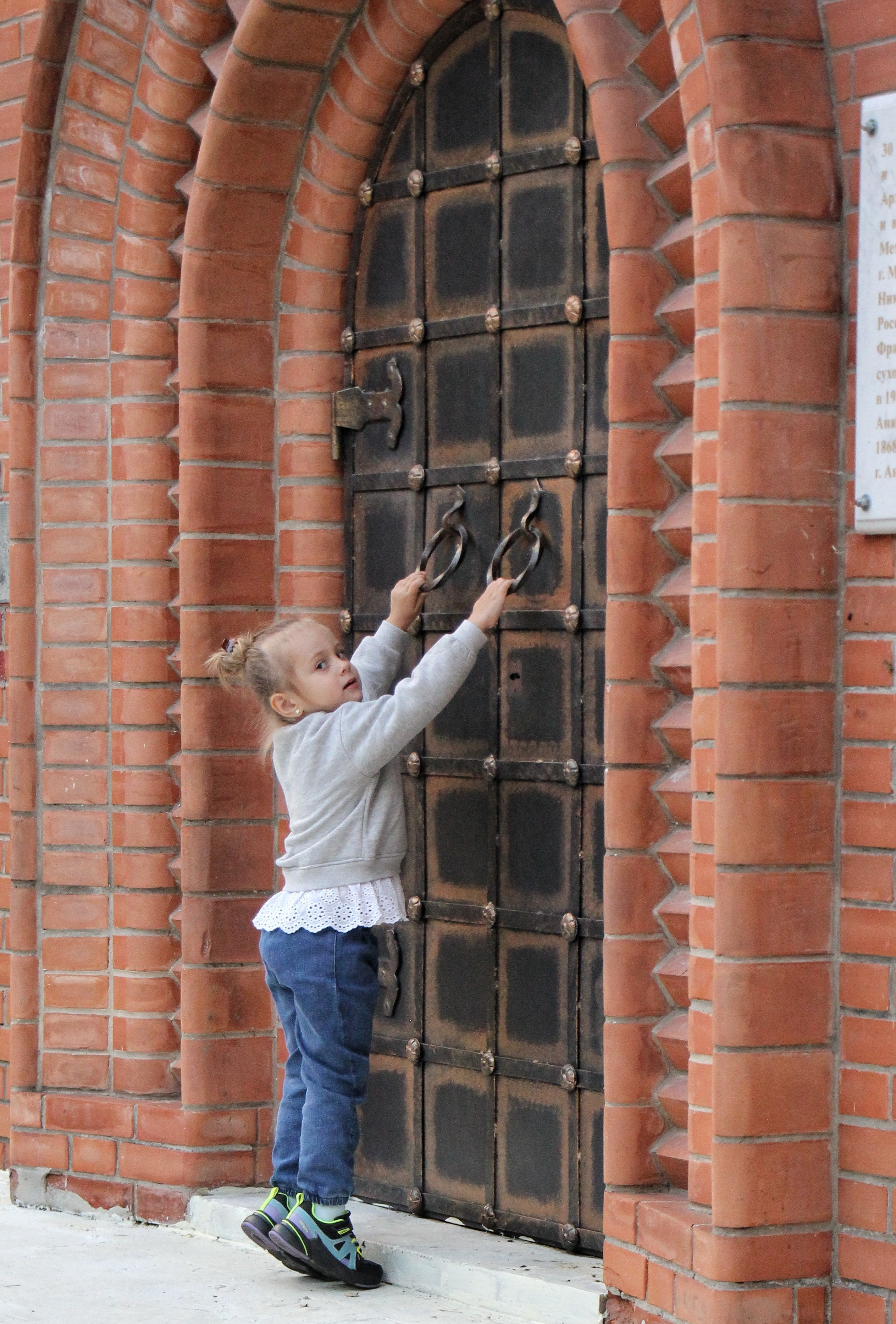 Аня с мамой на прогулке. Портретный фотограф Москва