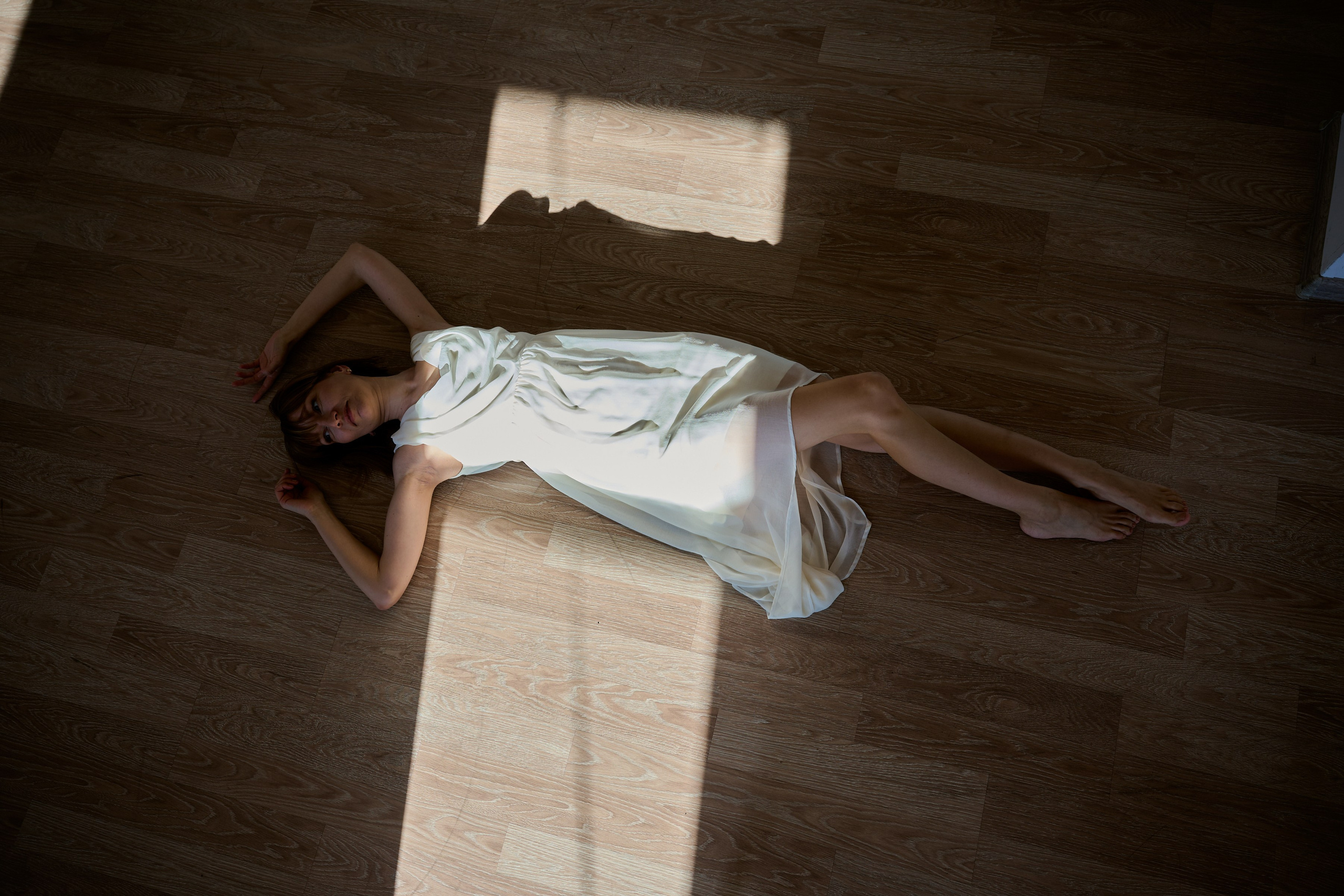 Тихая женская фотография — съёмка без ролей и позирования, где важнее состояние, чем образ