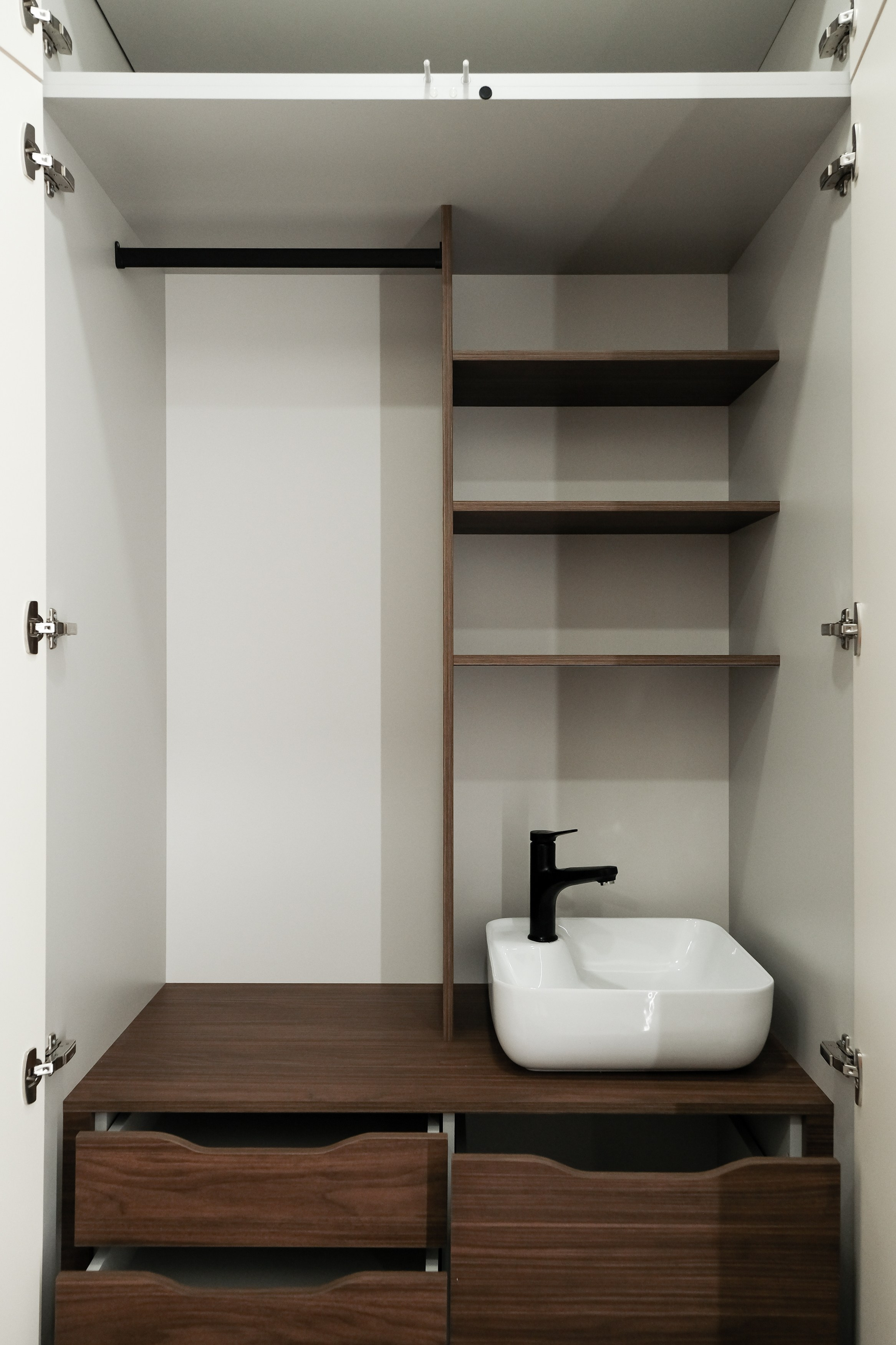 Шкаф и консоль в прихожую от ГУДРУМ. Мебель на заказ в Томске. ГУДРУМ — Мебель на заказ в Томске | Кухни | Шкафы | Стулья и Столы