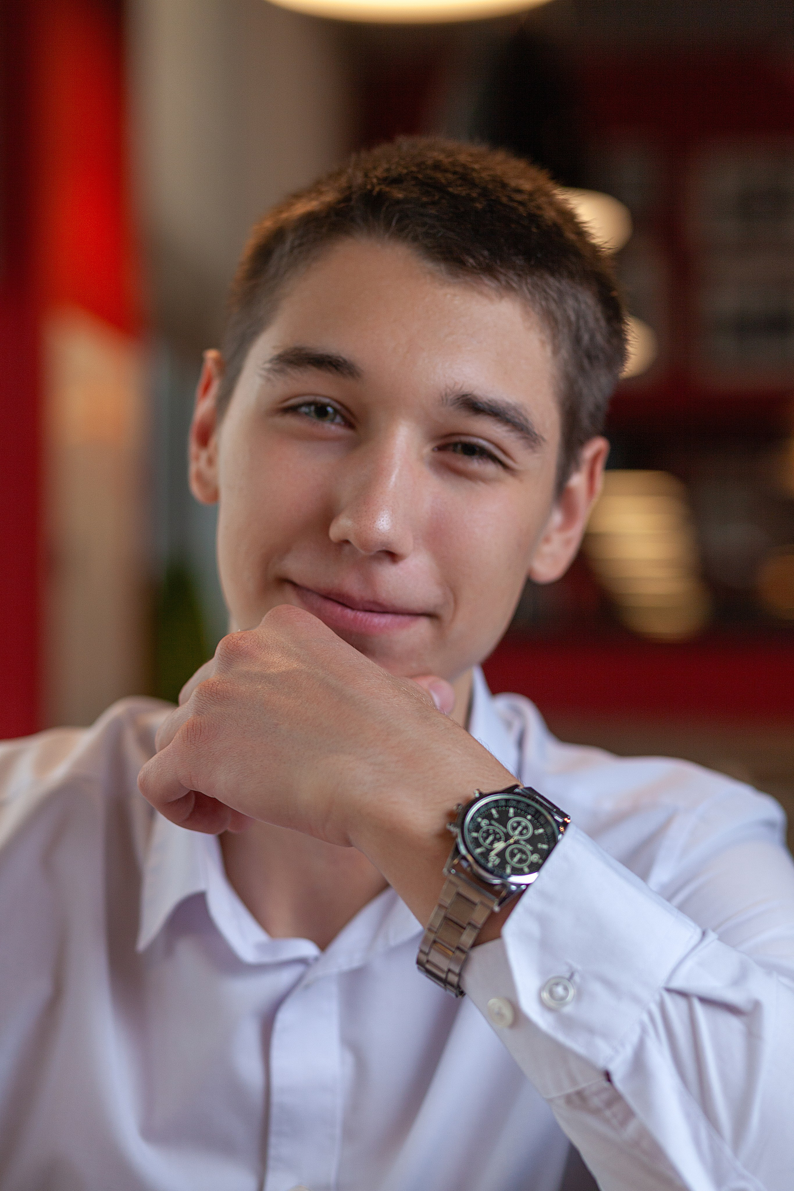 Парень улывается глядя на нас.