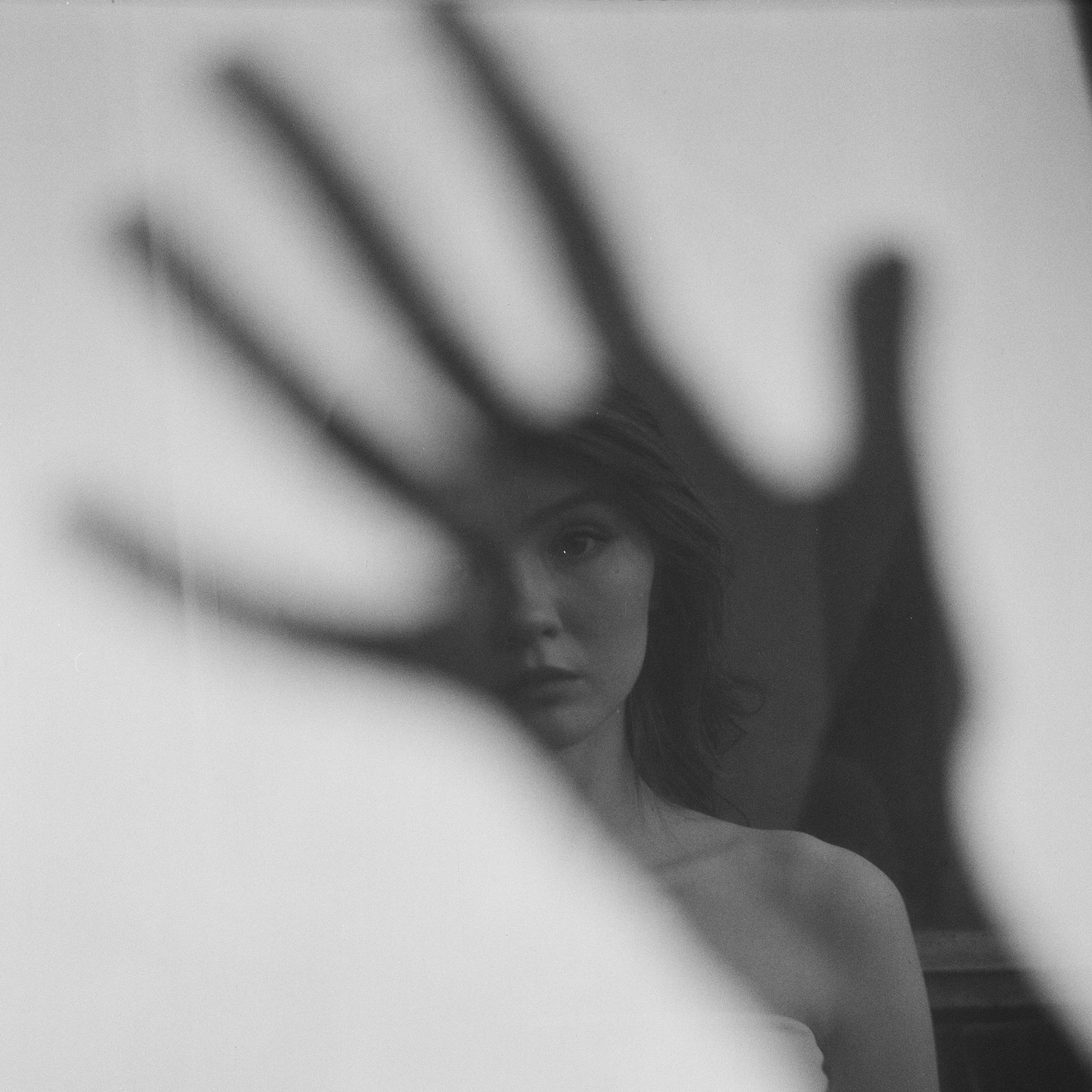 ЧБ. Фотограф Максим К. Интимный портрет и вечерние прогулки по Москве на плёнку