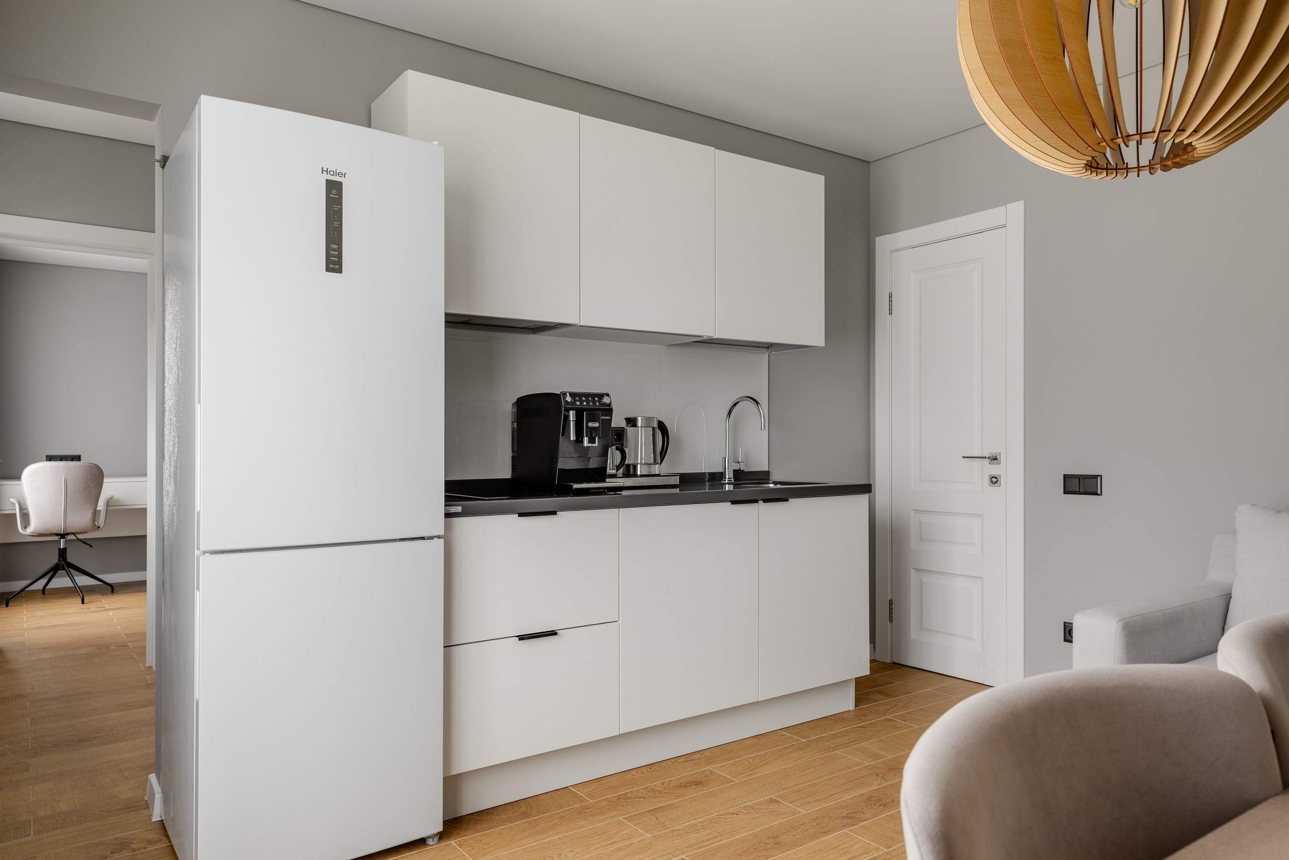 Интерьерная фотосъёмка двухкомнатного номер отеля, Ольгинка. Интерьерный фотограф Москва