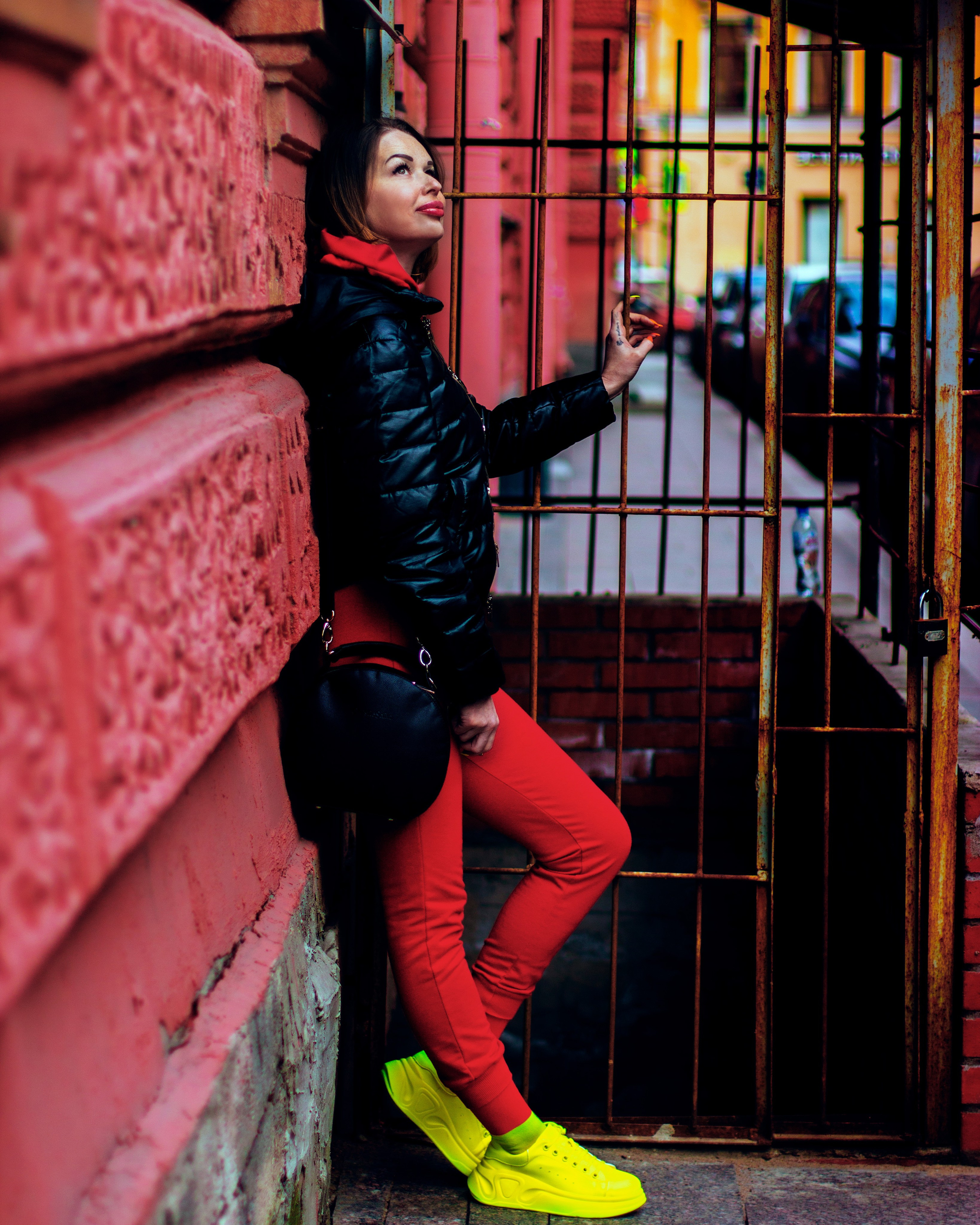 Уличная фотосессия девушки в яркой одежде у стены, фотограф Айси Клусова, обработка Айси Клусова, портфолио уличная съёмка