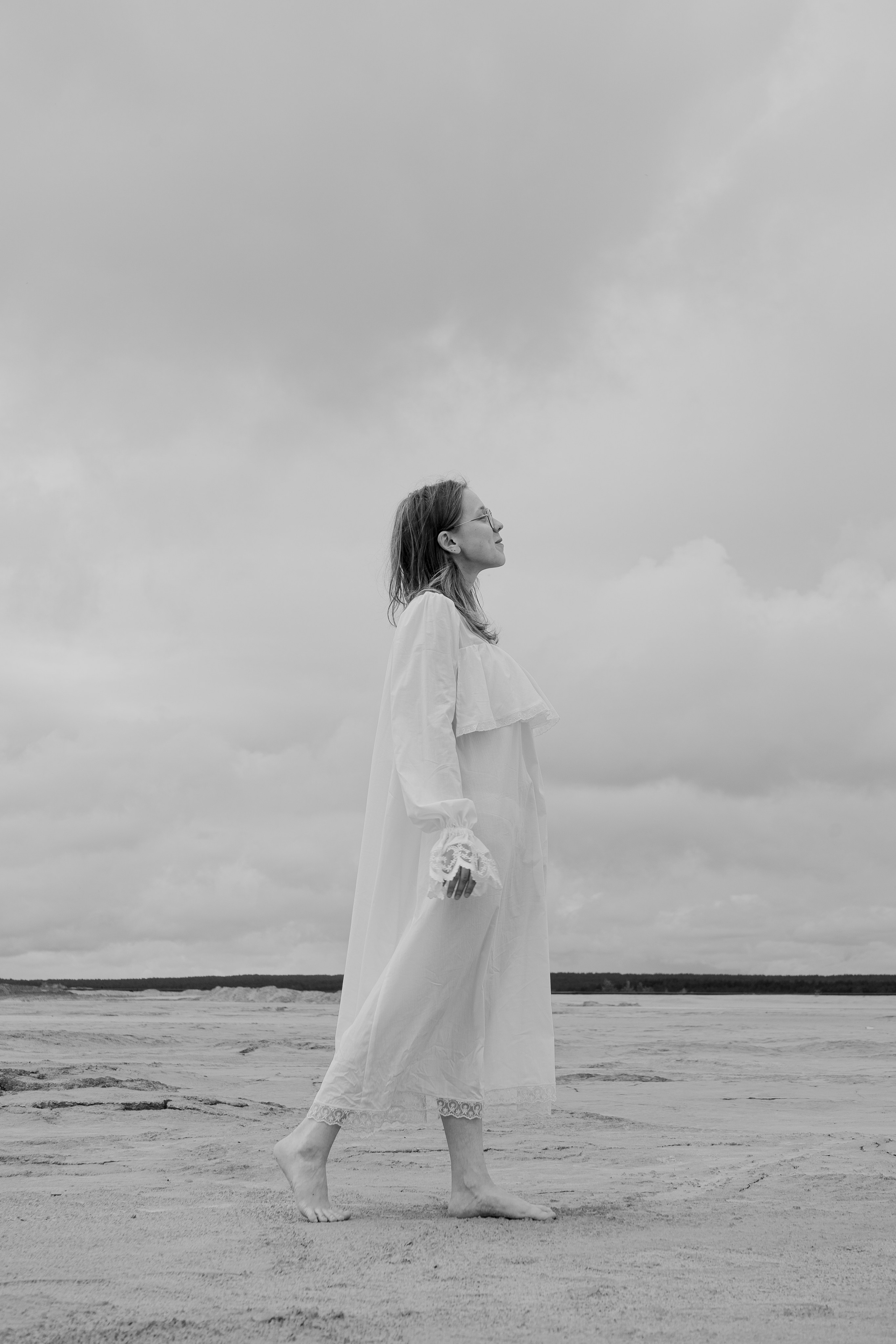 Девушка в белом платье позирует на Берёзовских песках