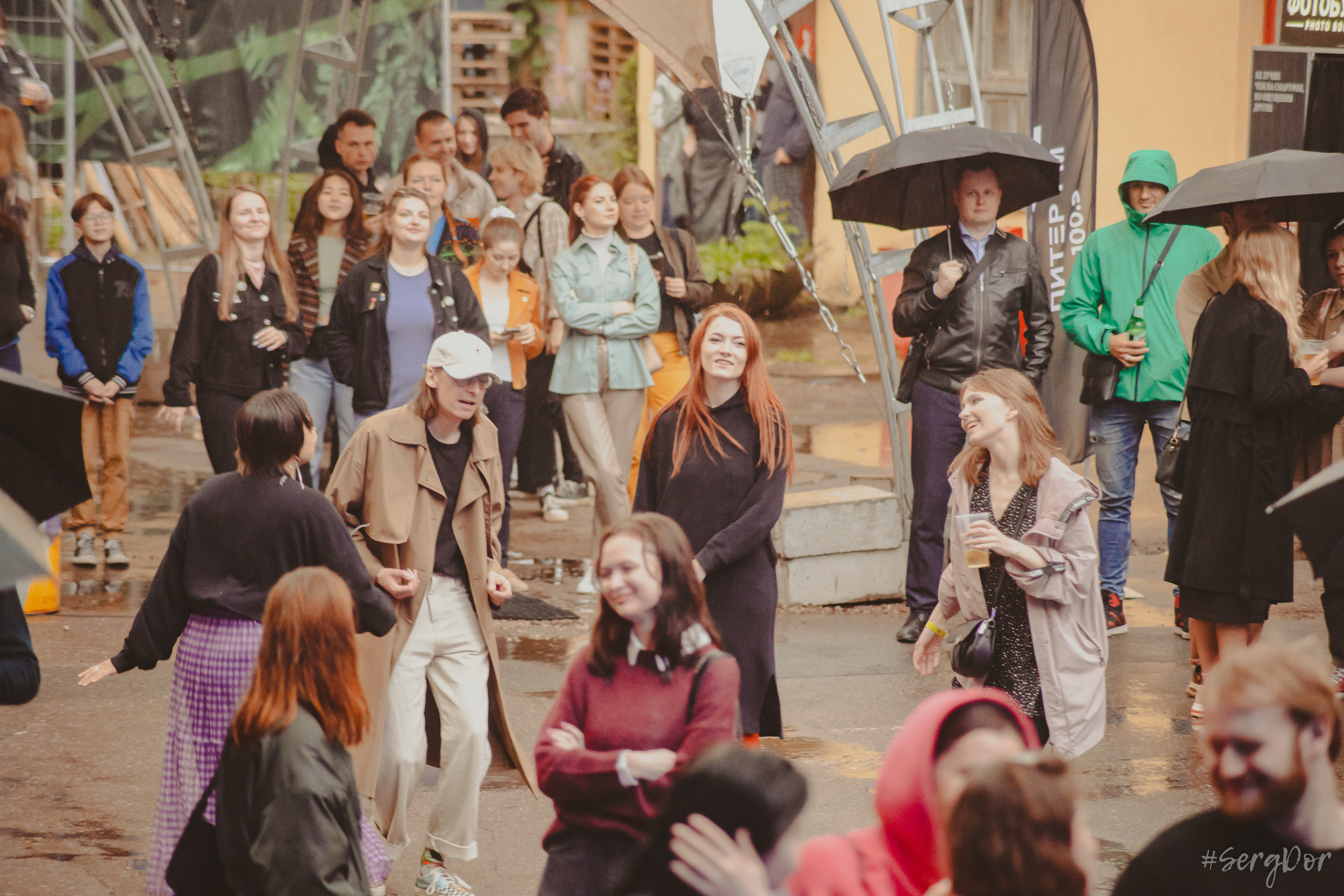 Все в сад, Макодзеба, Осталось два кадра, Сад Меншикова, 05.07.2023, SergDor, 5 июля 2023 года, Санкт-Петербург, зрители, дождь