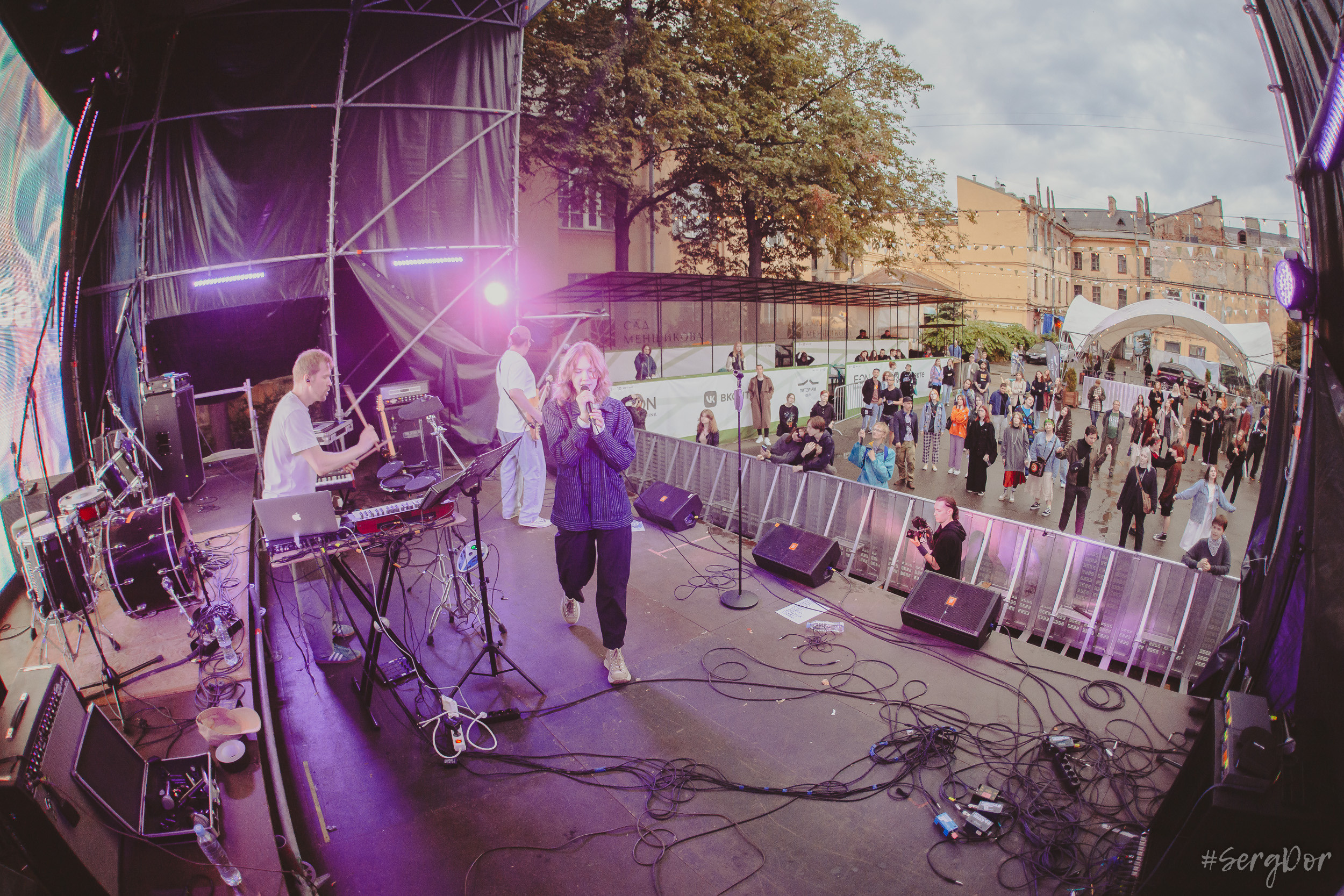 Все в сад, Макодзеба, Осталось два кадра, Сад Меншикова, 05.07.2023, SergDor, 5 июля 2023 года, Санкт-Петербург, зрители, дождь