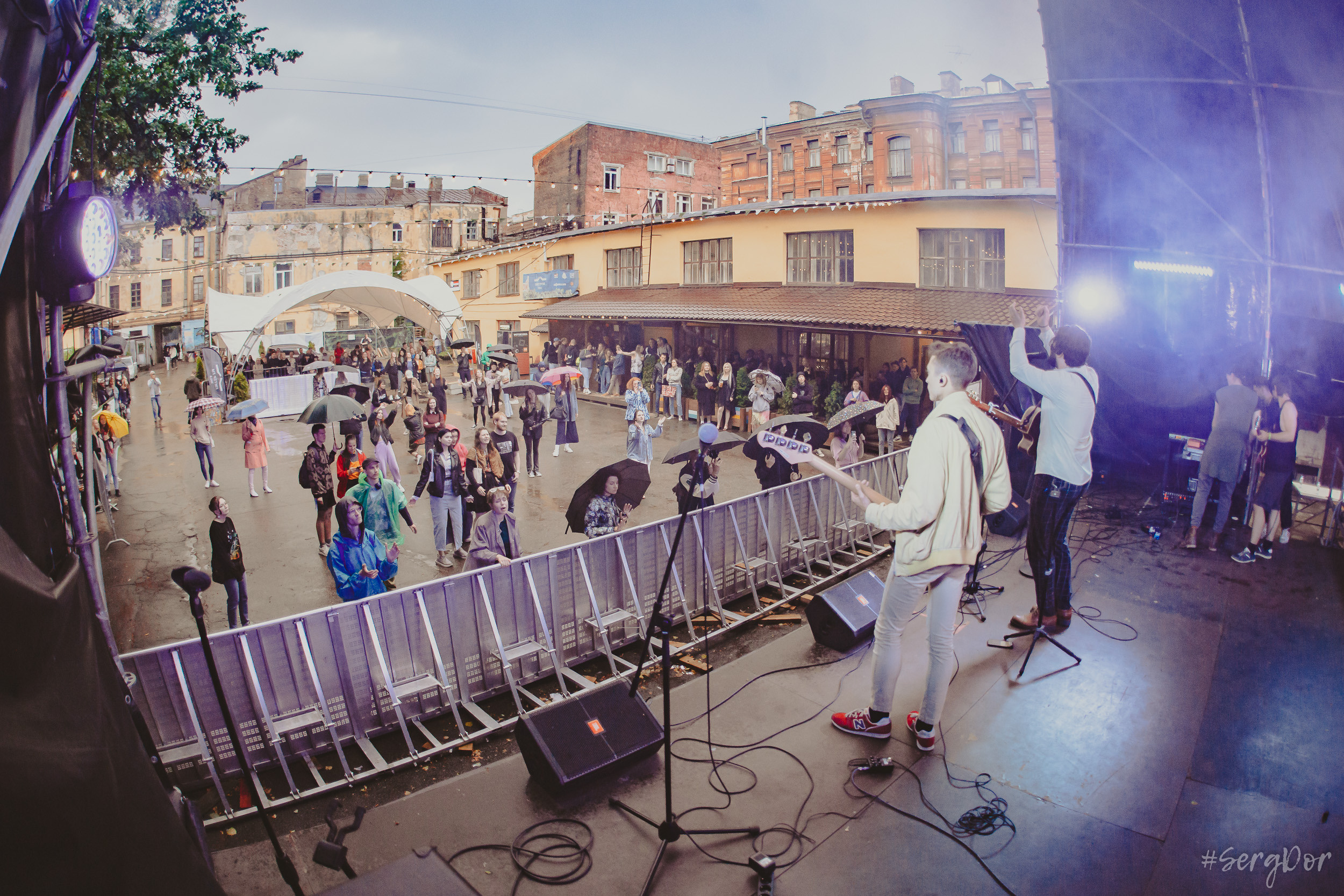 Все в сад, Макодзеба, Осталось два кадра, Сад Меншикова, 05.07.2023, SergDor, 5 июля 2023 года, Санкт-Петербург, зрители, дождь