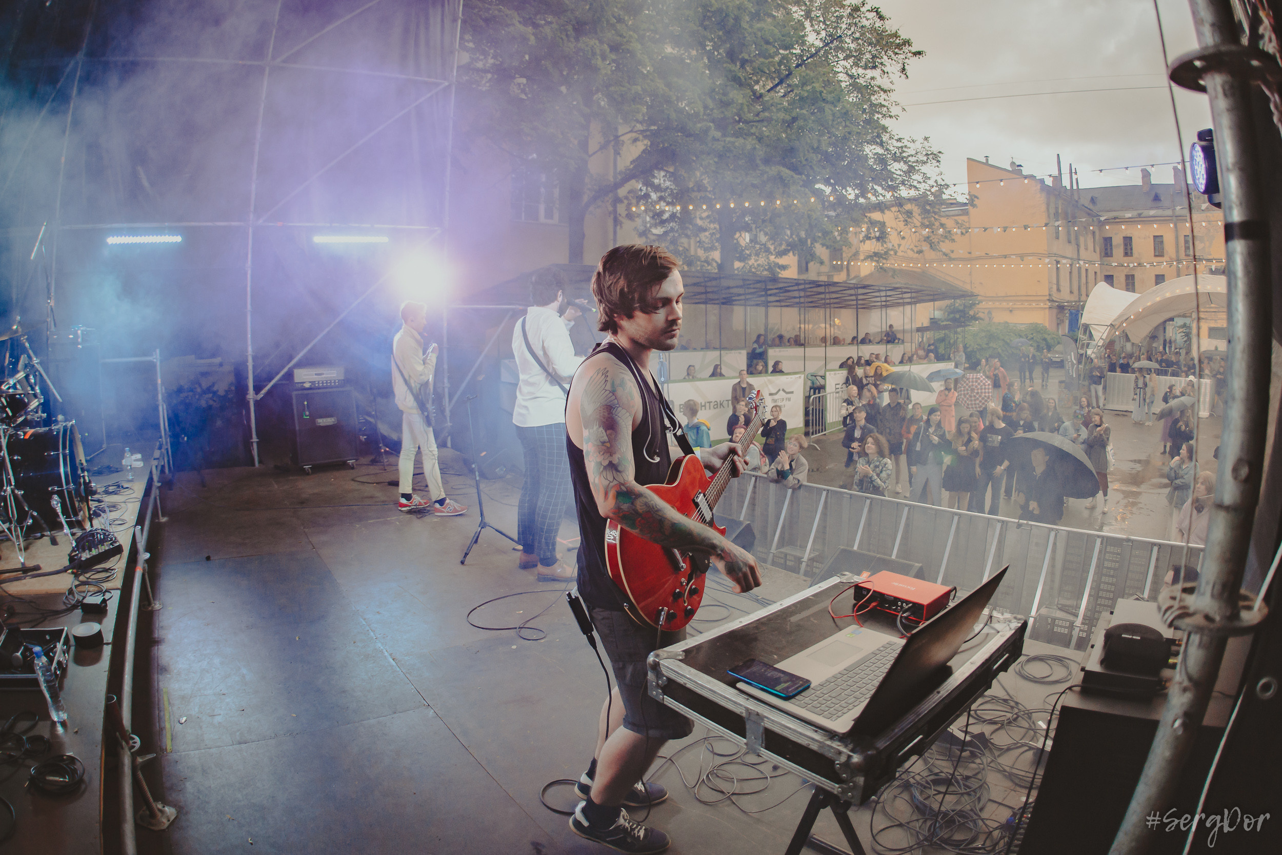 Все в сад, Макодзеба, Осталось два кадра, Сад Меншикова, 05.07.2023, SergDor, 5 июля 2023 года, Санкт-Петербург, зрители, дождь