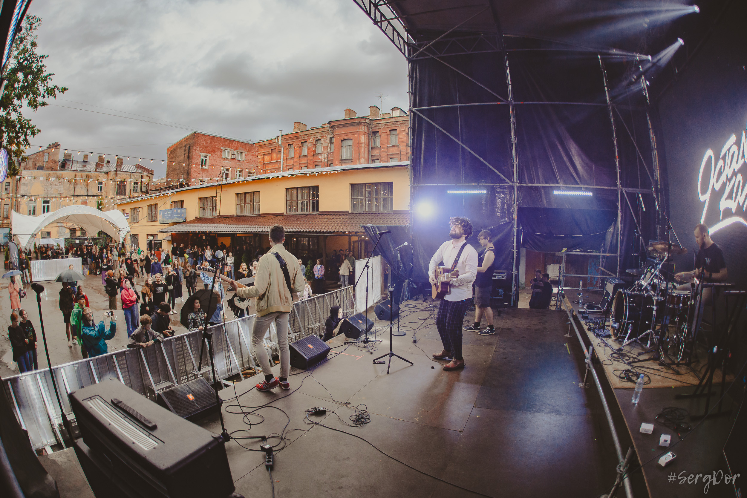 Все в сад, Макодзеба, Осталось два кадра, Сад Меншикова, 05.07.2023, SergDor, 5 июля 2023 года, Санкт-Петербург, зрители, дождь