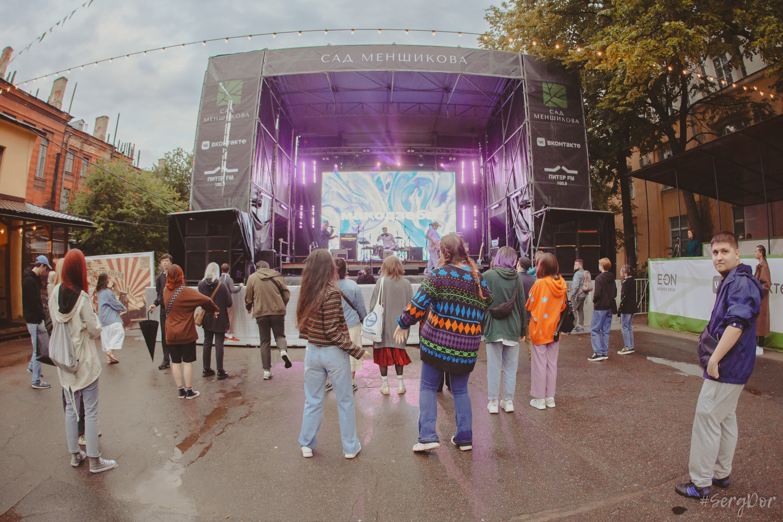 Все в сад, Макодзеба, Осталось два кадра, Сад Меншикова, 05.07.2023, SergDor, 5 июля 2023 года, Санкт-Петербург, зрители, дождь