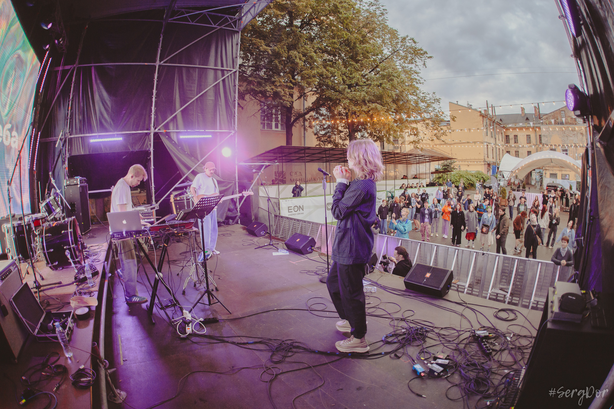 Все в сад, Макодзеба, Осталось два кадра, Сад Меншикова, 05.07.2023, SergDor, 5 июля 2023 года, Санкт-Петербург, зрители, дождь