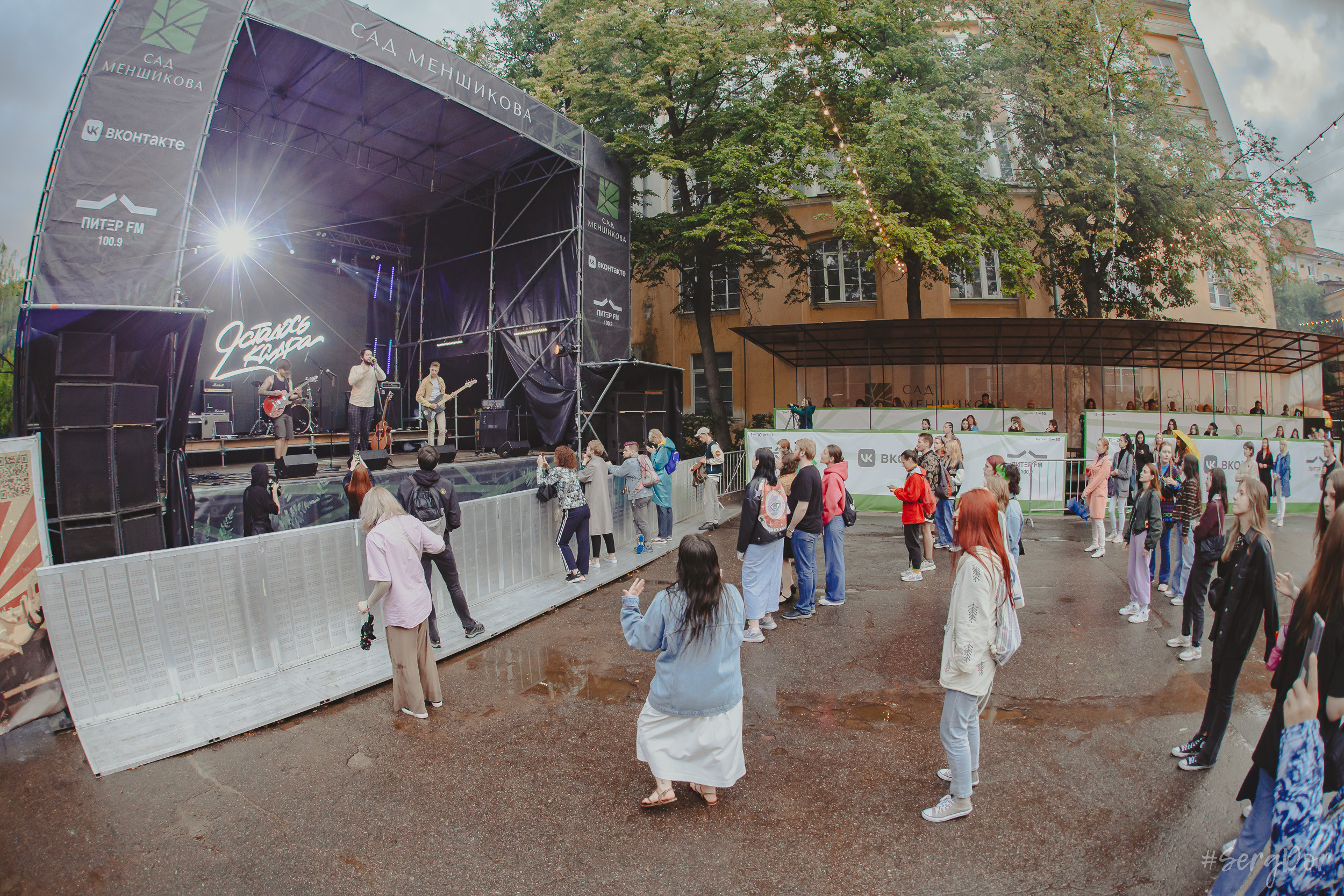 Все в сад, Макодзеба, Осталось два кадра, Сад Меншикова, 05.07.2023, SergDor, 5 июля 2023 года, Санкт-Петербург, зрители, дождь