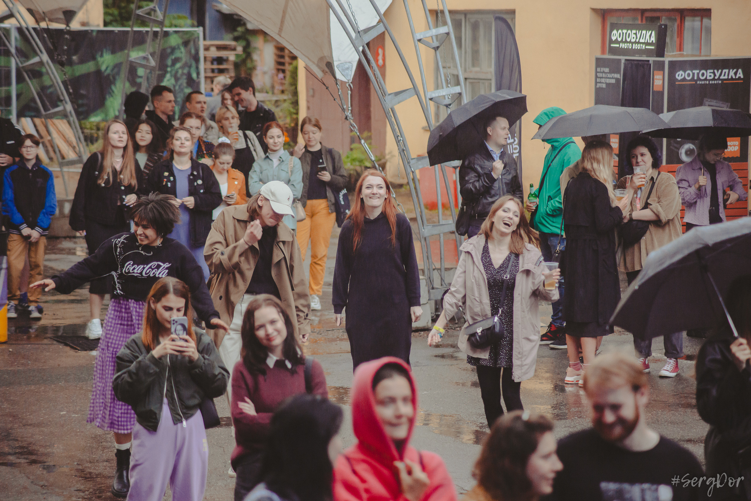 Все в сад, Макодзеба, Осталось два кадра, Сад Меншикова, 05.07.2023, SergDor, 5 июля 2023 года, Санкт-Петербург, зрители, дождь