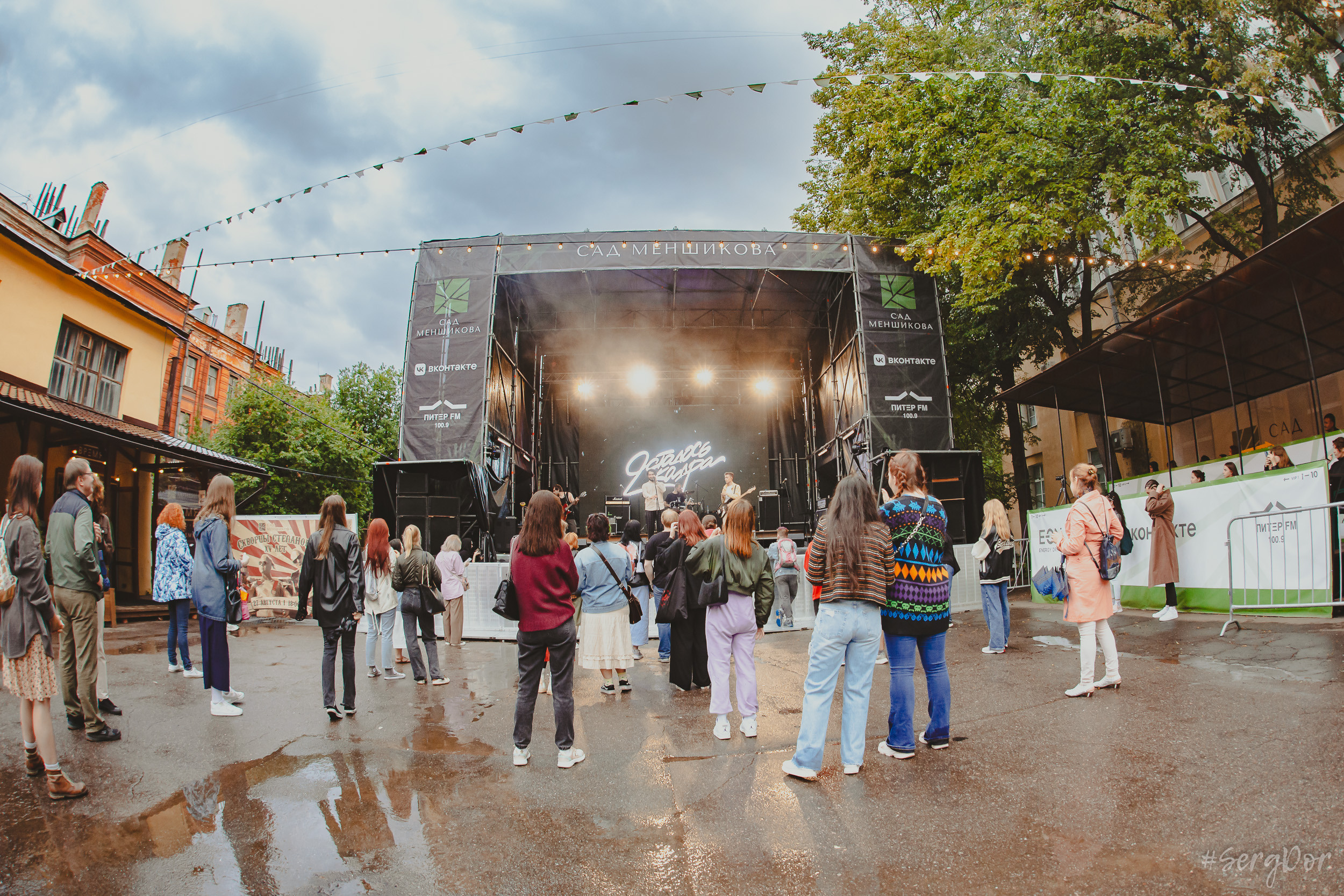 Все в сад, Макодзеба, Осталось два кадра, Сад Меншикова, 05.07.2023, SergDor, 5 июля 2023 года, Санкт-Петербург, зрители, дождь