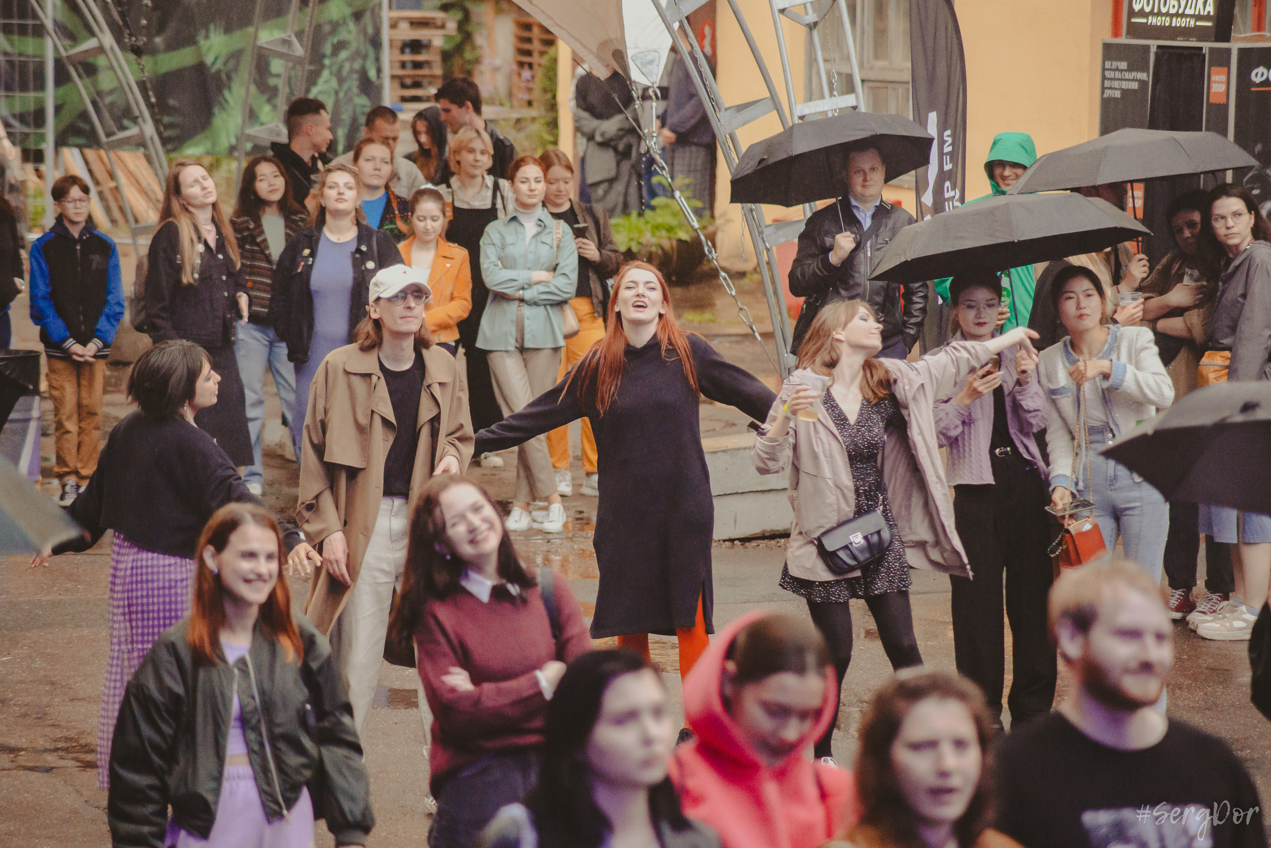 Все в сад, Макодзеба, Осталось два кадра, Сад Меншикова, 05.07.2023, SergDor, 5 июля 2023 года, Санкт-Петербург, зрители, дождь