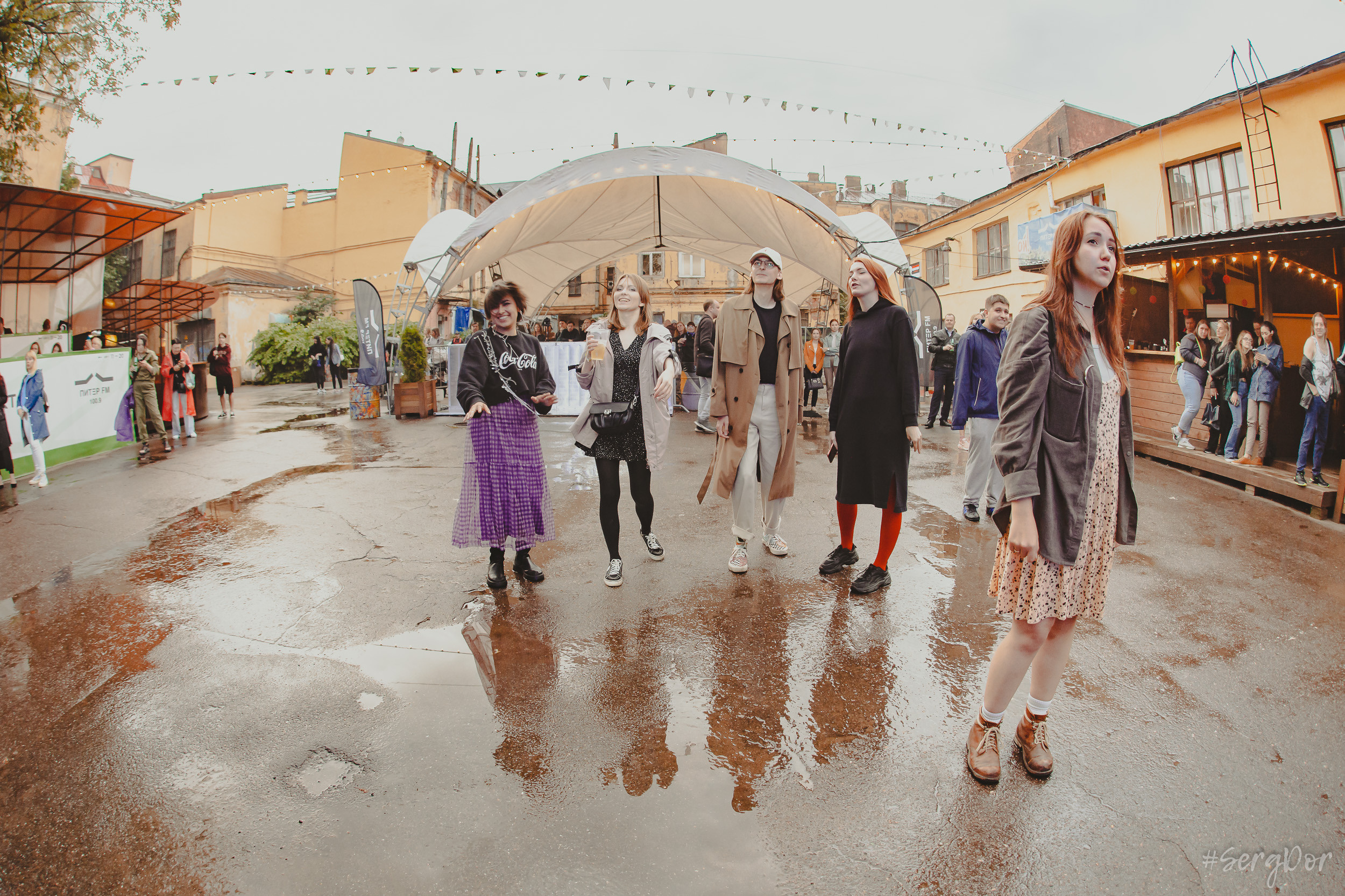 Все в сад, Макодзеба, Осталось два кадра, Сад Меншикова, 05.07.2023, SergDor, 5 июля 2023 года, Санкт-Петербург, зрители, дождь