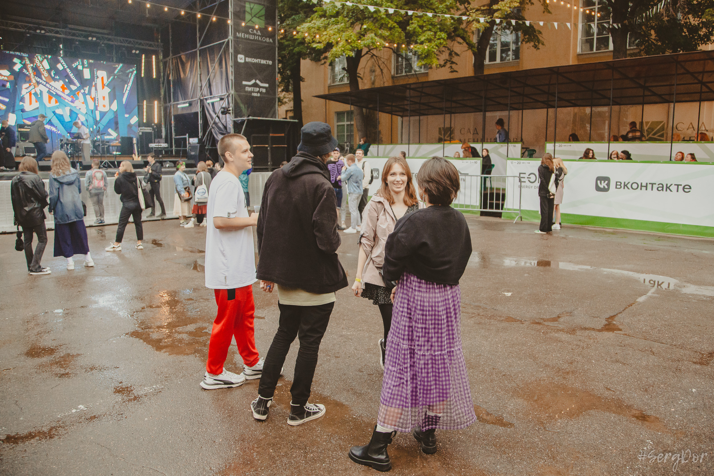 Все в сад, Макодзеба, Осталось два кадра, Сад Меншикова, 05.07.2023, SergDor, 5 июля 2023 года, Санкт-Петербург, зрители, дождь