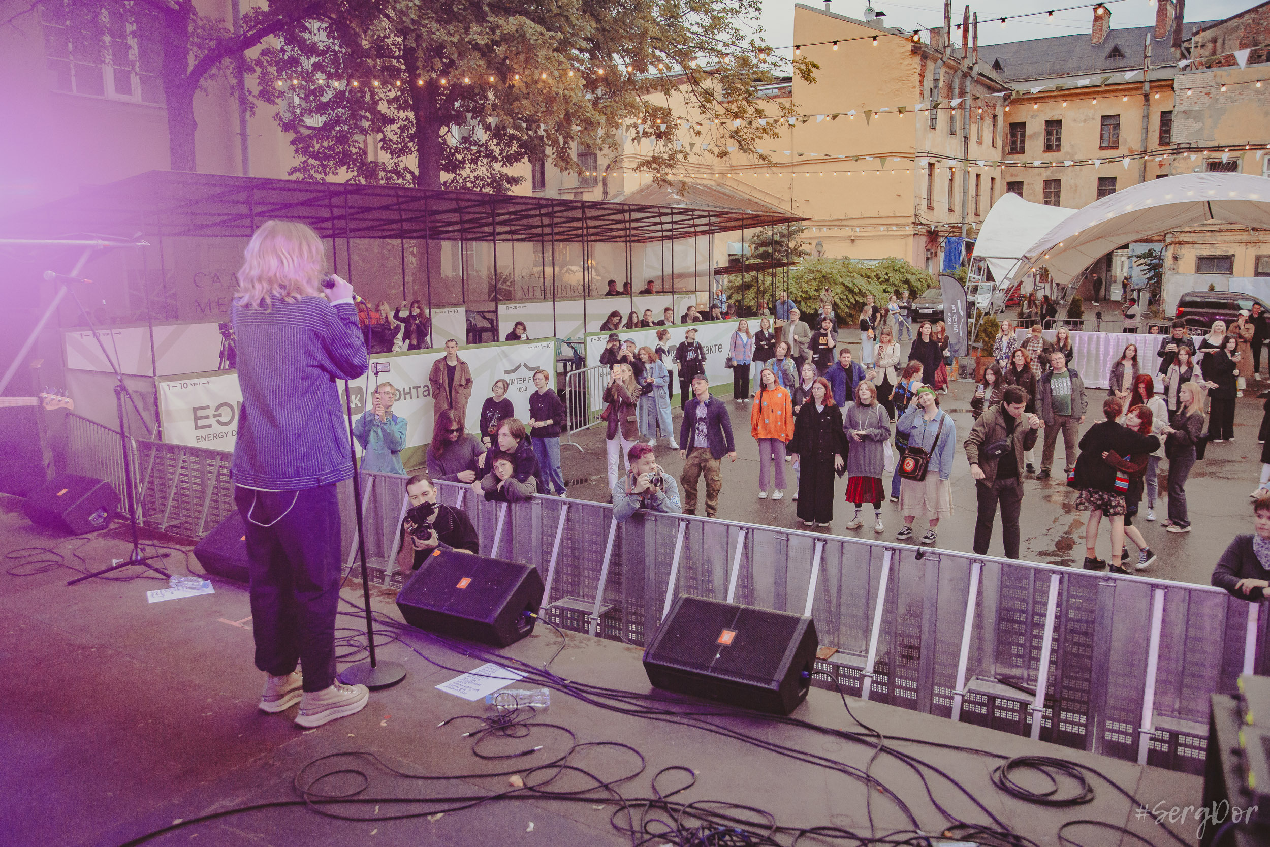 Все в сад, Макодзеба, Осталось два кадра, Сад Меншикова, 05.07.2023, SergDor, 5 июля 2023 года, Санкт-Петербург, зрители, дождь