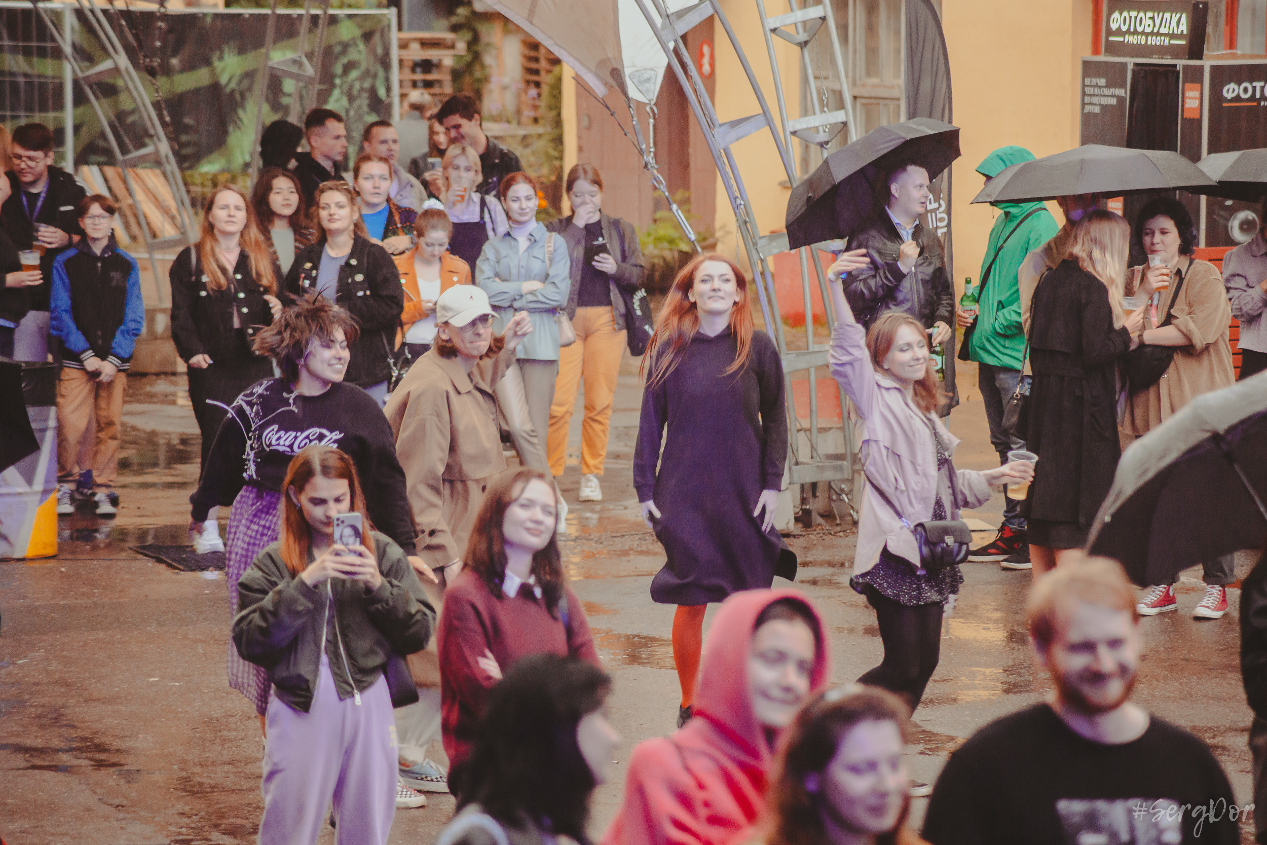 Все в сад, Макодзеба, Осталось два кадра, Сад Меншикова, 05.07.2023, SergDor, 5 июля 2023 года, Санкт-Петербург, зрители, дождь