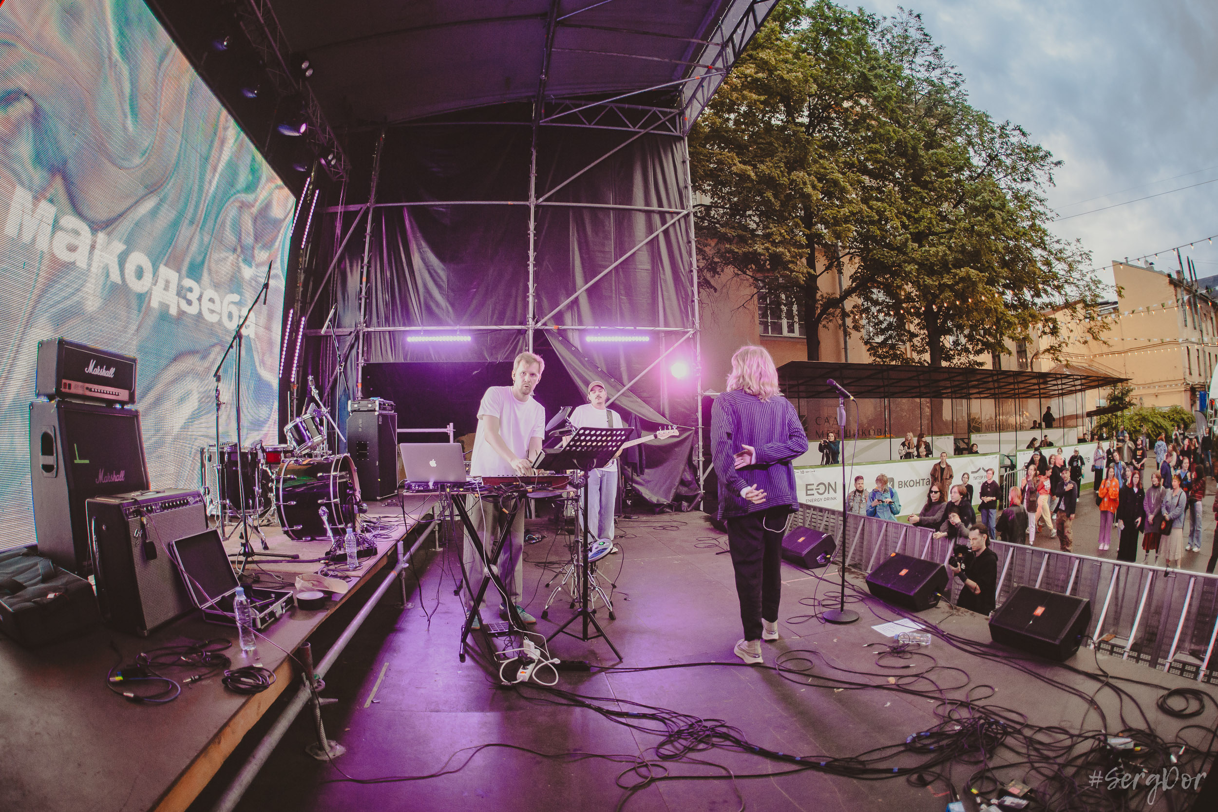 Все в сад, Макодзеба, Осталось два кадра, Сад Меншикова, 05.07.2023, SergDor, 5 июля 2023 года, Санкт-Петербург, зрители, дождь