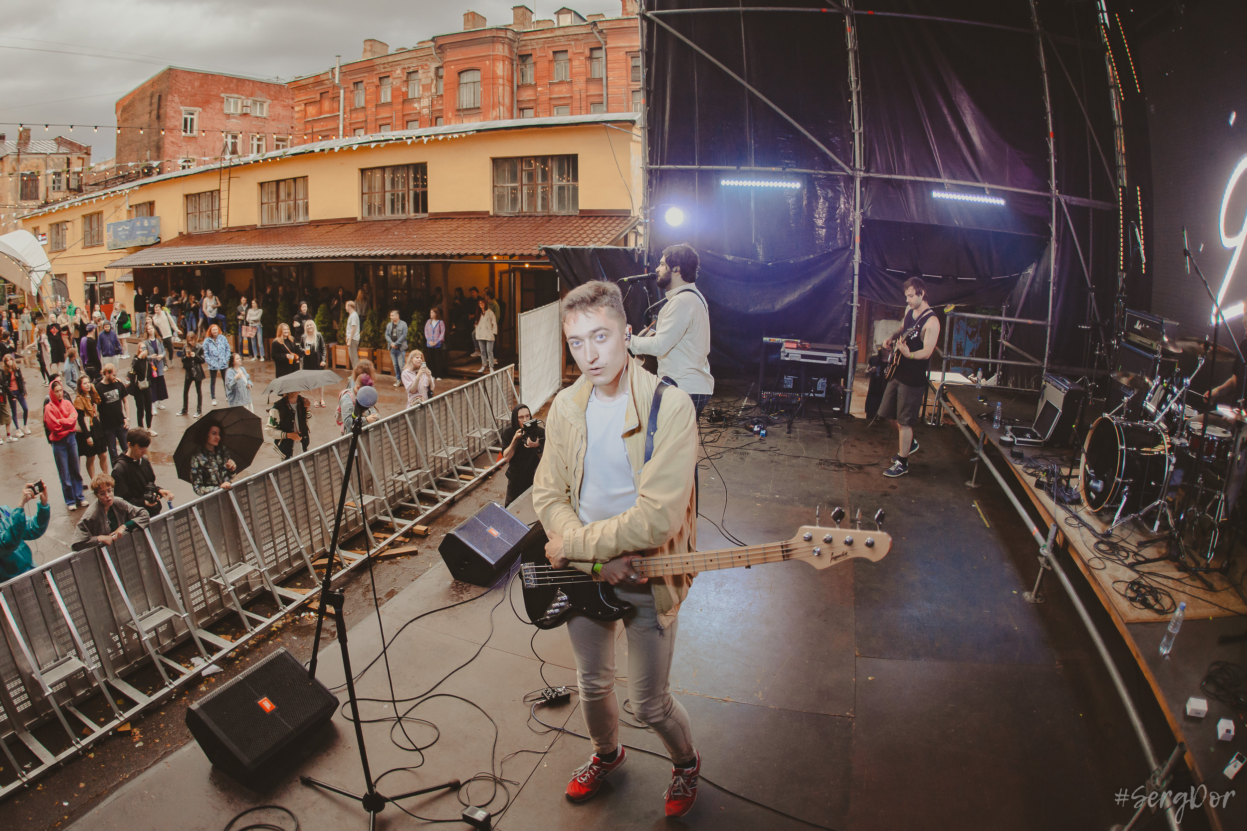 Все в сад, Макодзеба, Осталось два кадра, Сад Меншикова, 05.07.2023, SergDor, 5 июля 2023 года, Санкт-Петербург, зрители, дождь