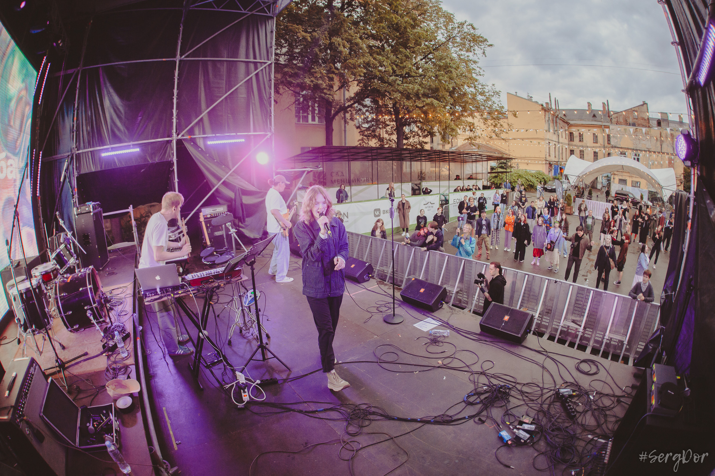 Все в сад, Макодзеба, Осталось два кадра, Сад Меншикова, 05.07.2023, SergDor, 5 июля 2023 года, Санкт-Петербург, зрители, дождь