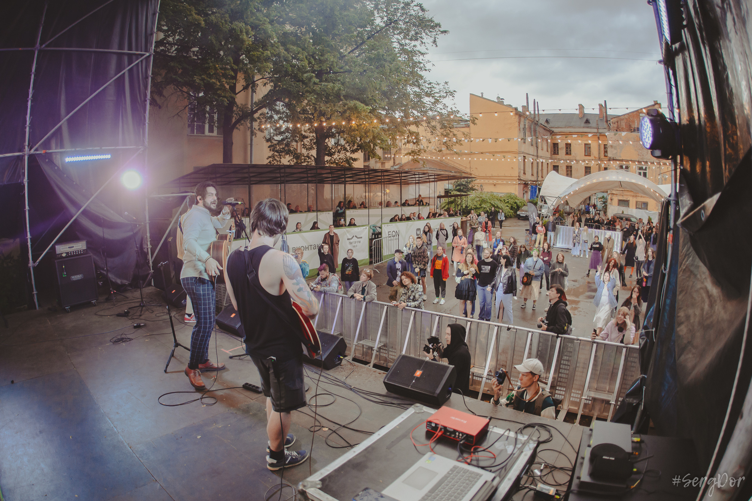 Все в сад, Макодзеба, Осталось два кадра, Сад Меншикова, 05.07.2023, SergDor, 5 июля 2023 года, Санкт-Петербург, зрители, дождь