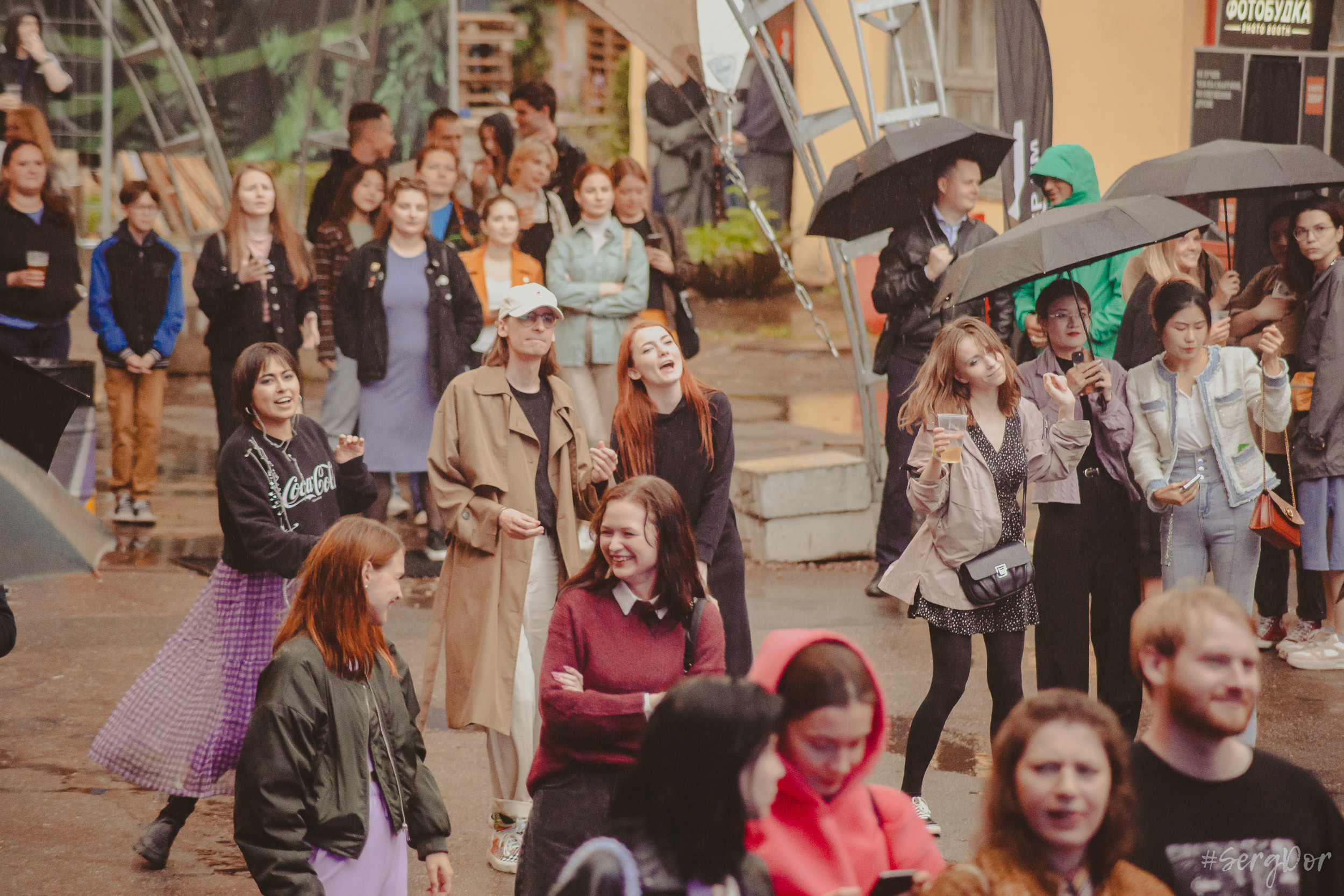 Все в сад, Макодзеба, Осталось два кадра, Сад Меншикова, 05.07.2023, SergDor, 5 июля 2023 года, Санкт-Петербург, зрители, дождь
