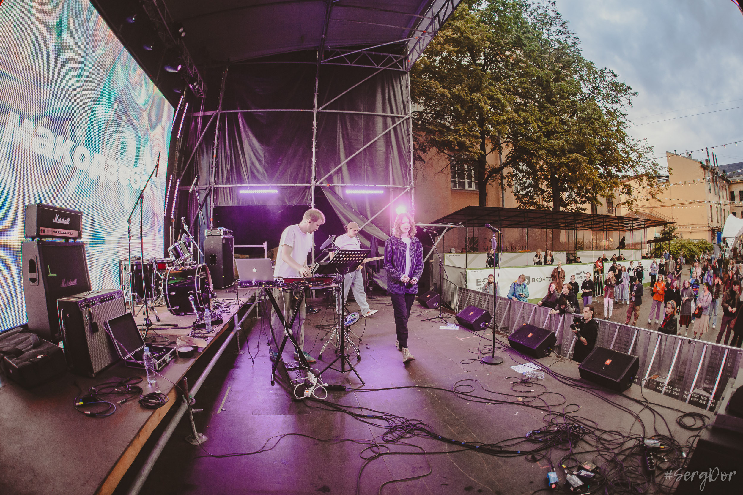 Все в сад, Макодзеба, Осталось два кадра, Сад Меншикова, 05.07.2023, SergDor, 5 июля 2023 года, Санкт-Петербург, зрители, дождь