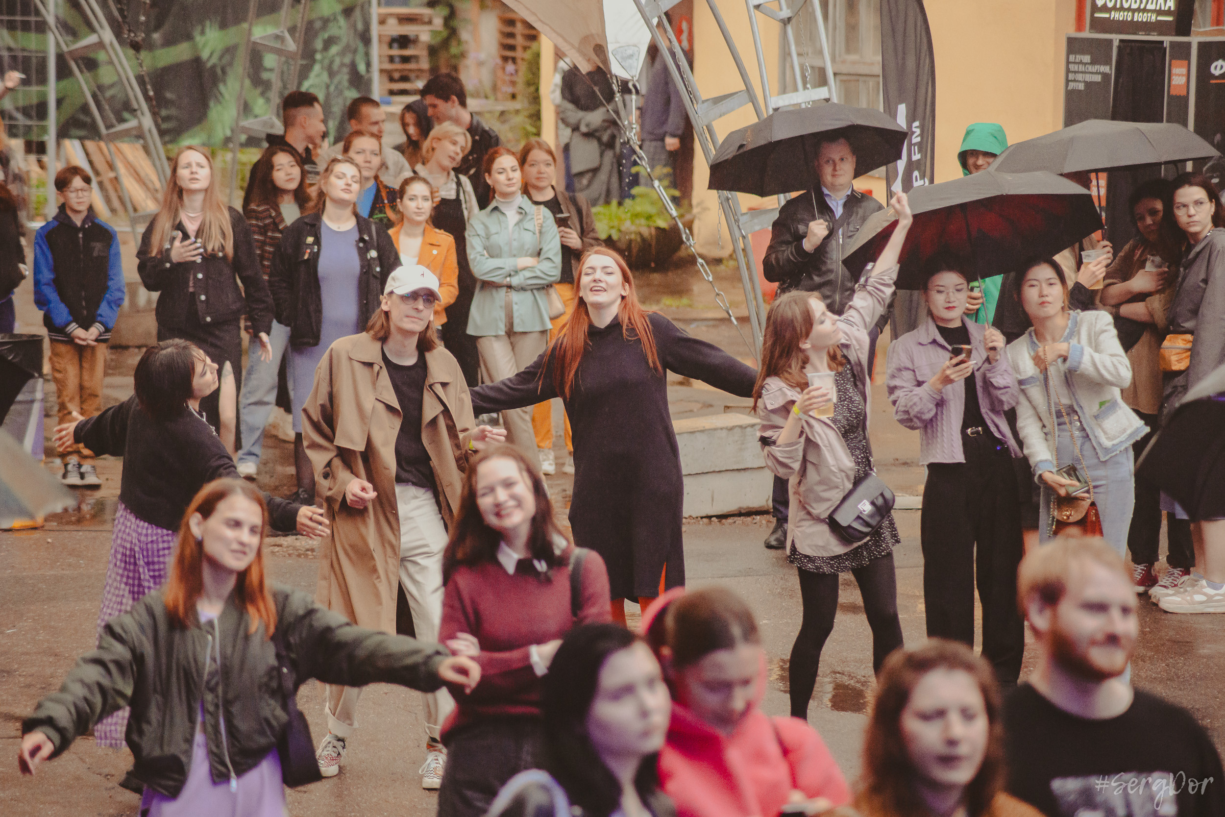 Все в сад, Макодзеба, Осталось два кадра, Сад Меншикова, 05.07.2023, SergDor, 5 июля 2023 года, Санкт-Петербург, зрители, дождь