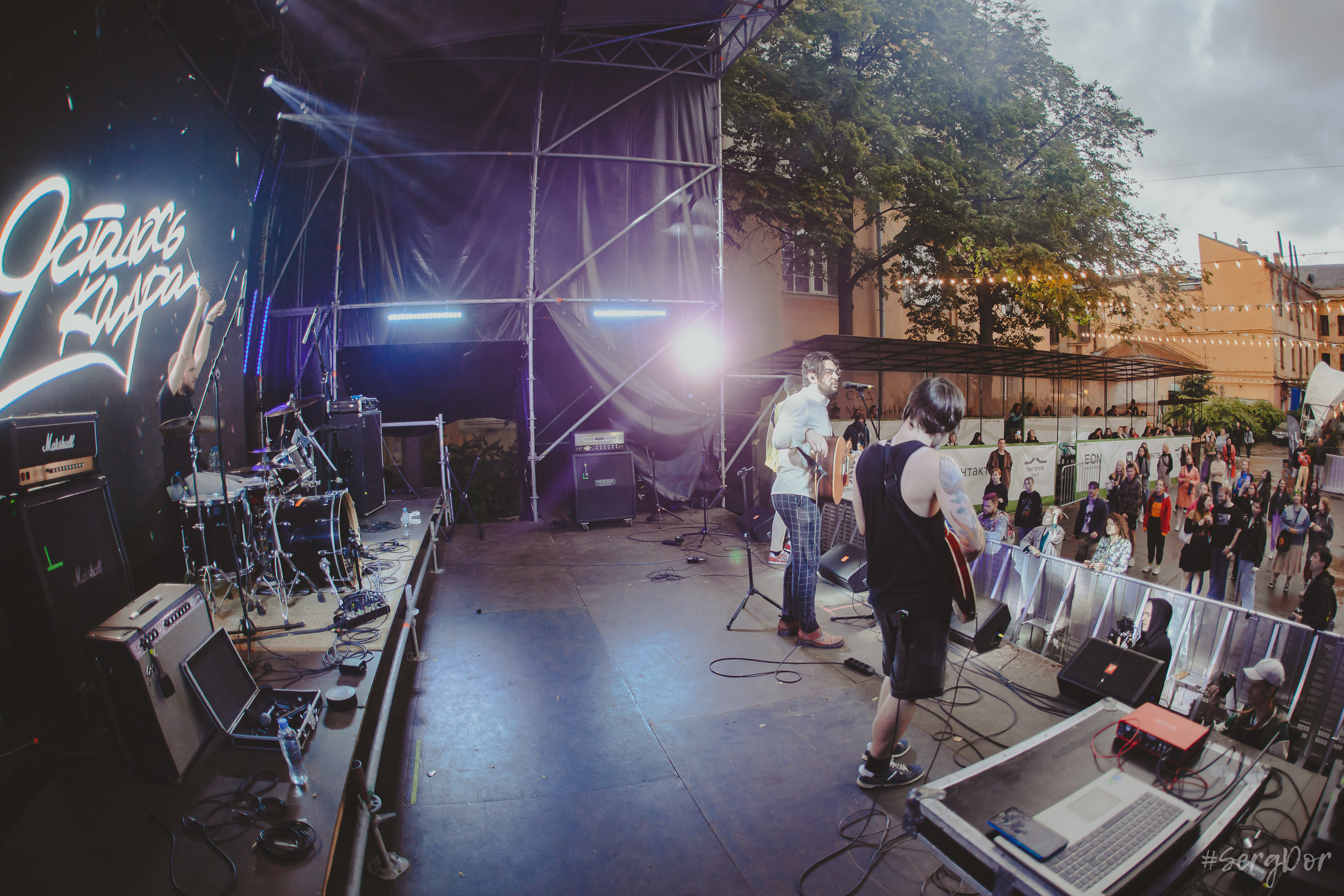 Все в сад, Макодзеба, Осталось два кадра, Сад Меншикова, 05.07.2023, SergDor, 5 июля 2023 года, Санкт-Петербург, зрители, дождь