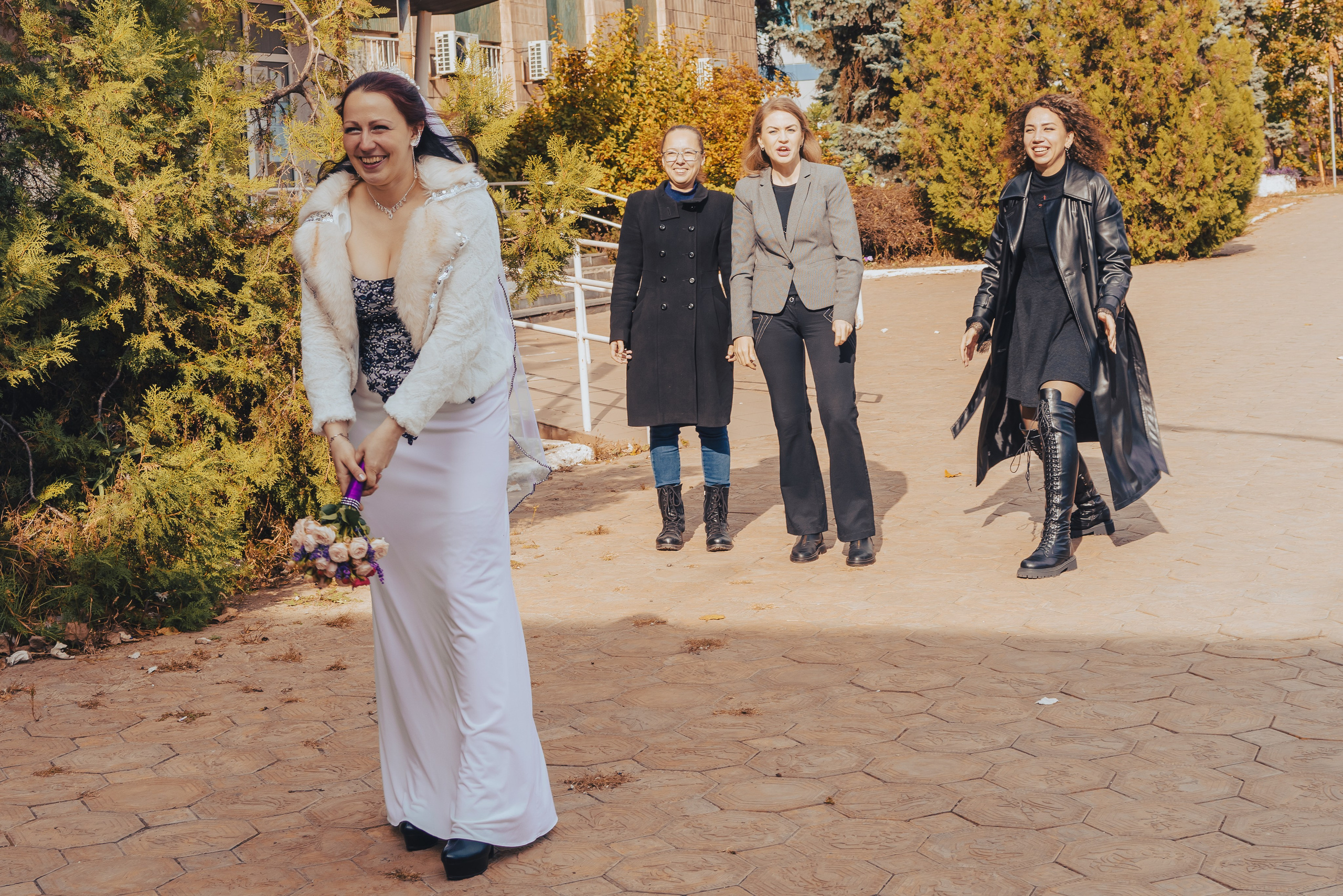 невеста бросает свадебный букет