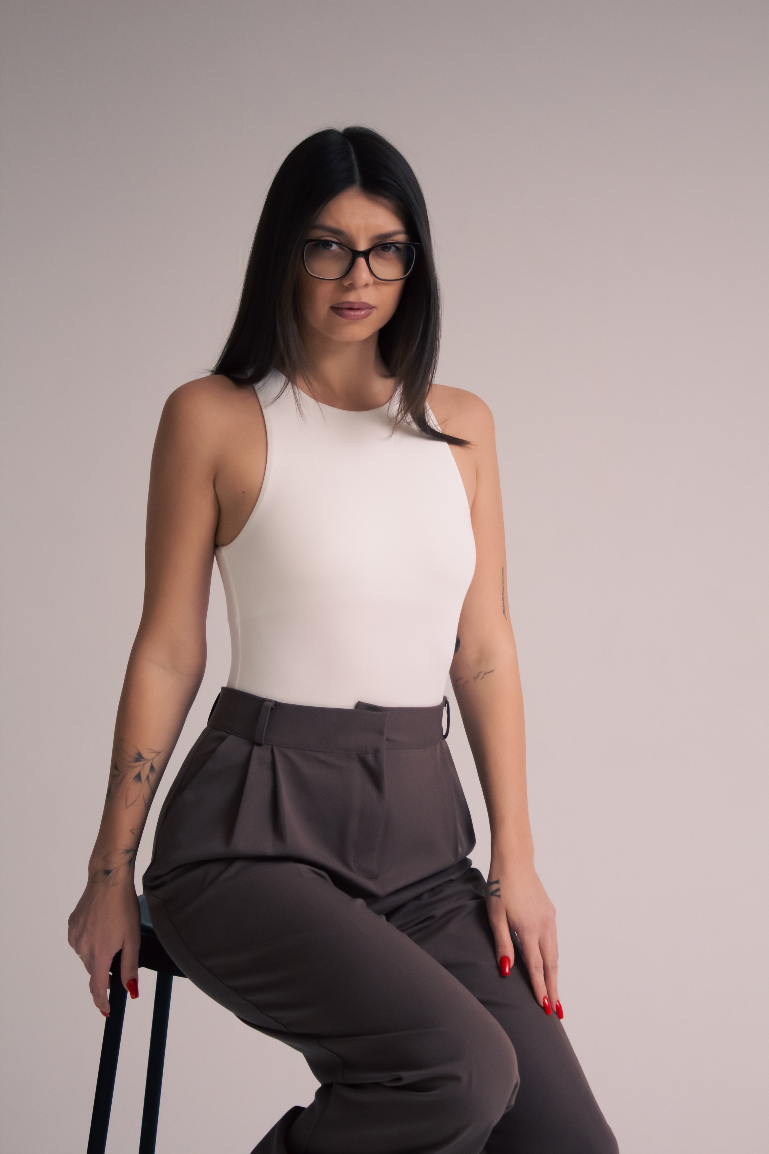 Девушка в белом топике