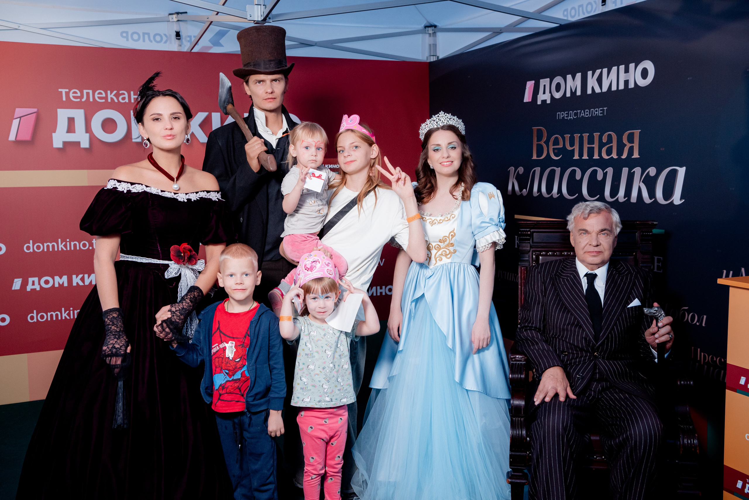 Портретные фото с артистами в палатке Триколор Дом Кинов на день города Волгоград. Фотограф в Волгограде и Волжском Александр Горбань