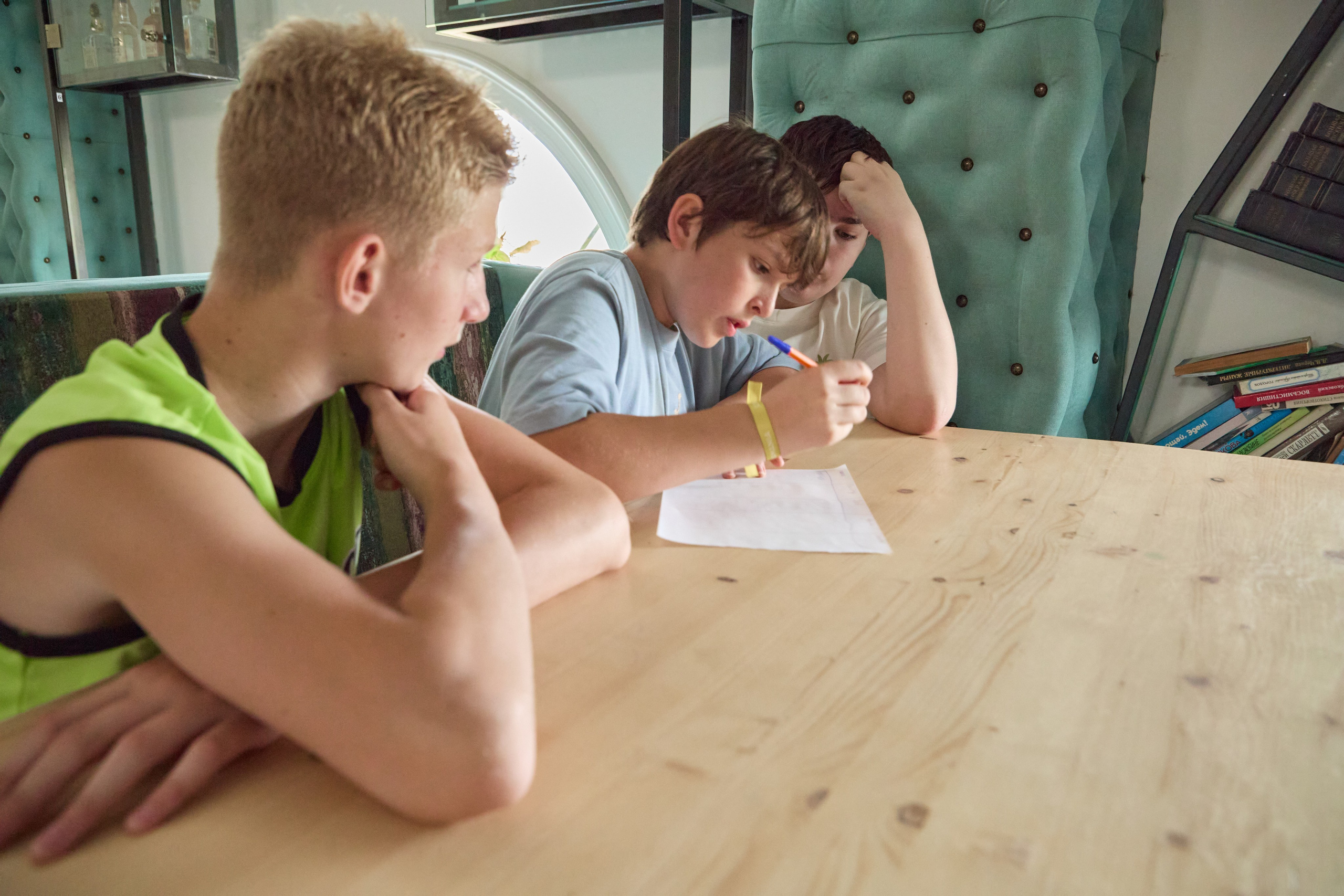 Lingvamania. Святослав Лебедев | Рекламный фотограф — Коммерческая съемка, Арт-дирекшн, AI-интеграция