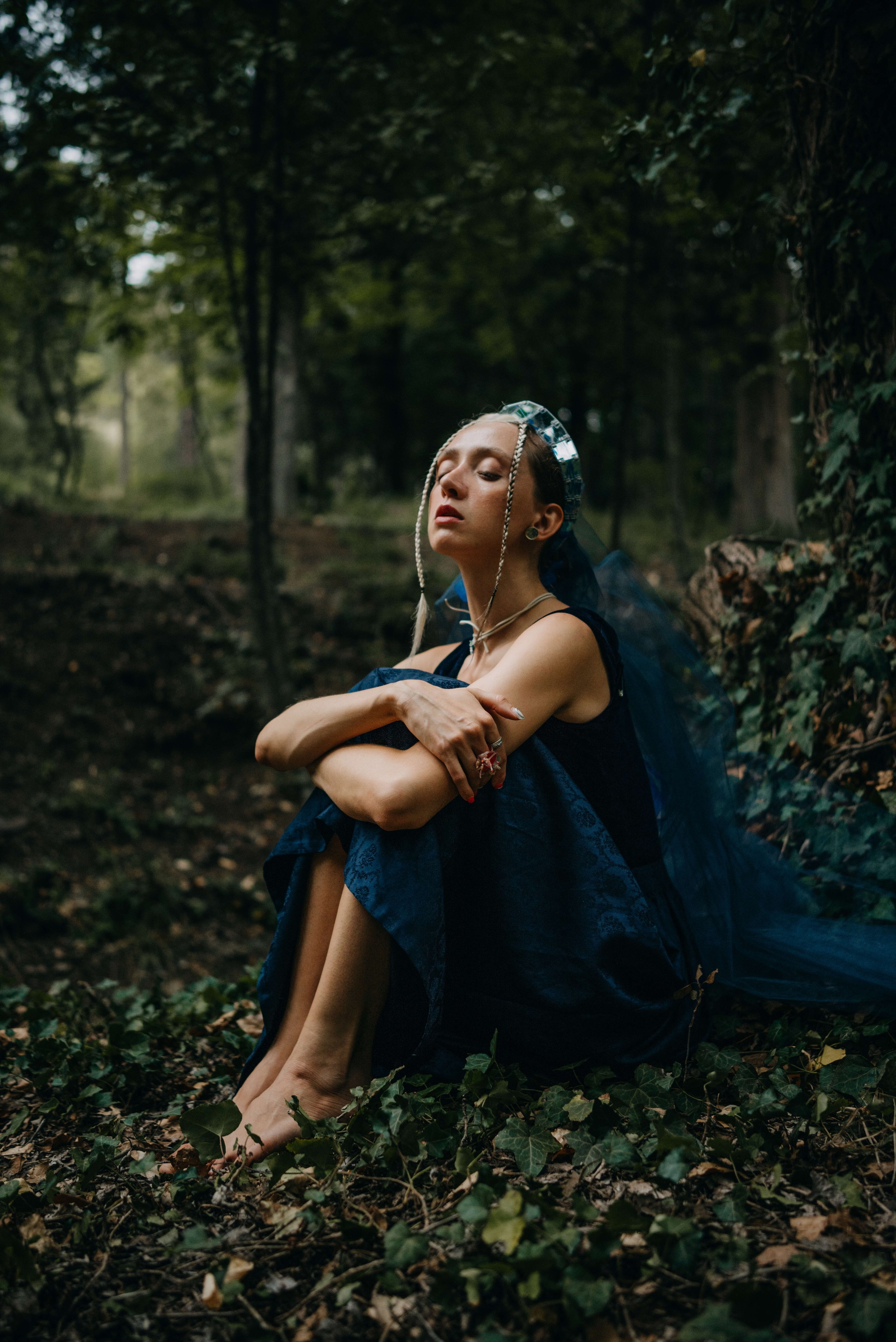 Съемка для бренда славянских украшений в лесу. Портретный и свадебный фотограф в Тбилиси • xeniqo