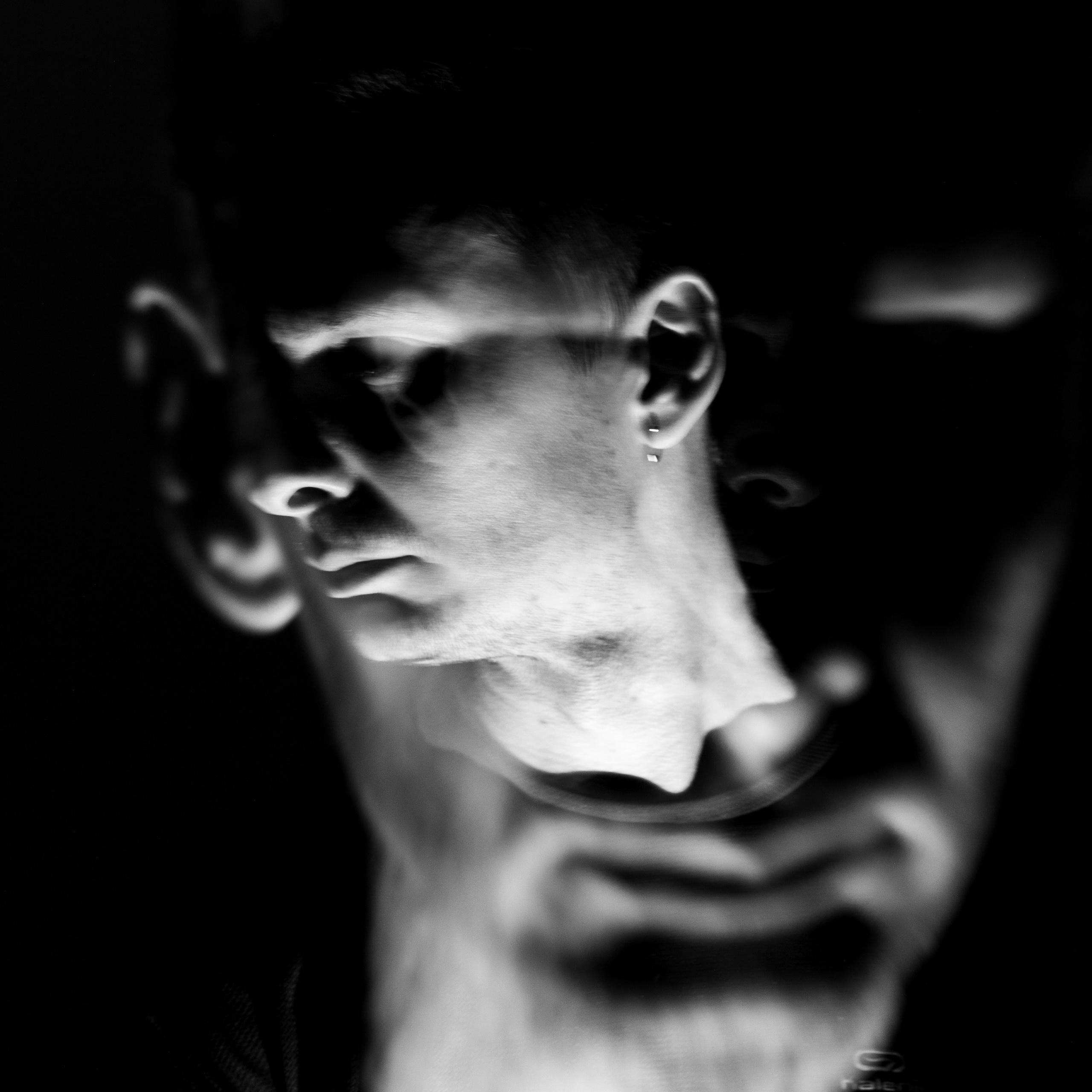 автопортрет черно-белое фото на длинной выдержке
