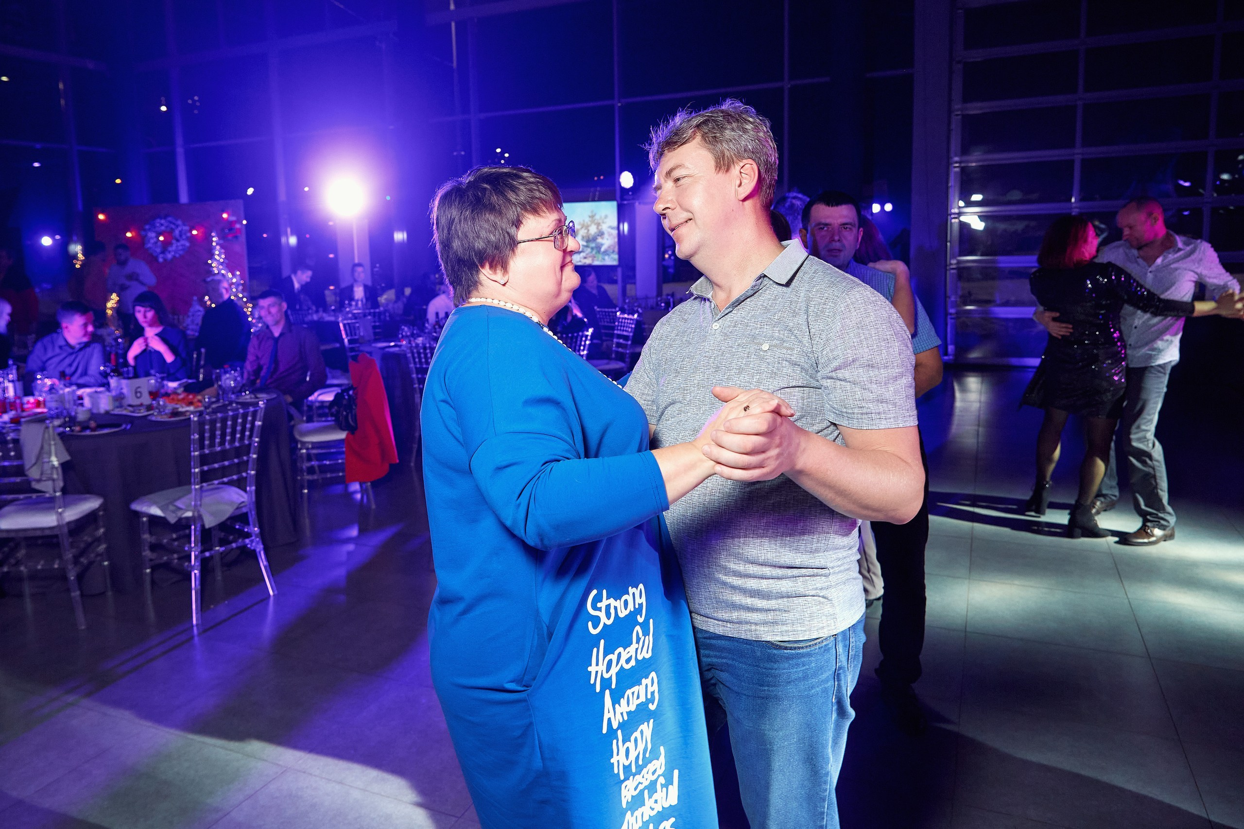 Транс-Инвест / Новогодний корпоратив на территории автосалона. Антон Артюшин, портретный фотограф. Москва