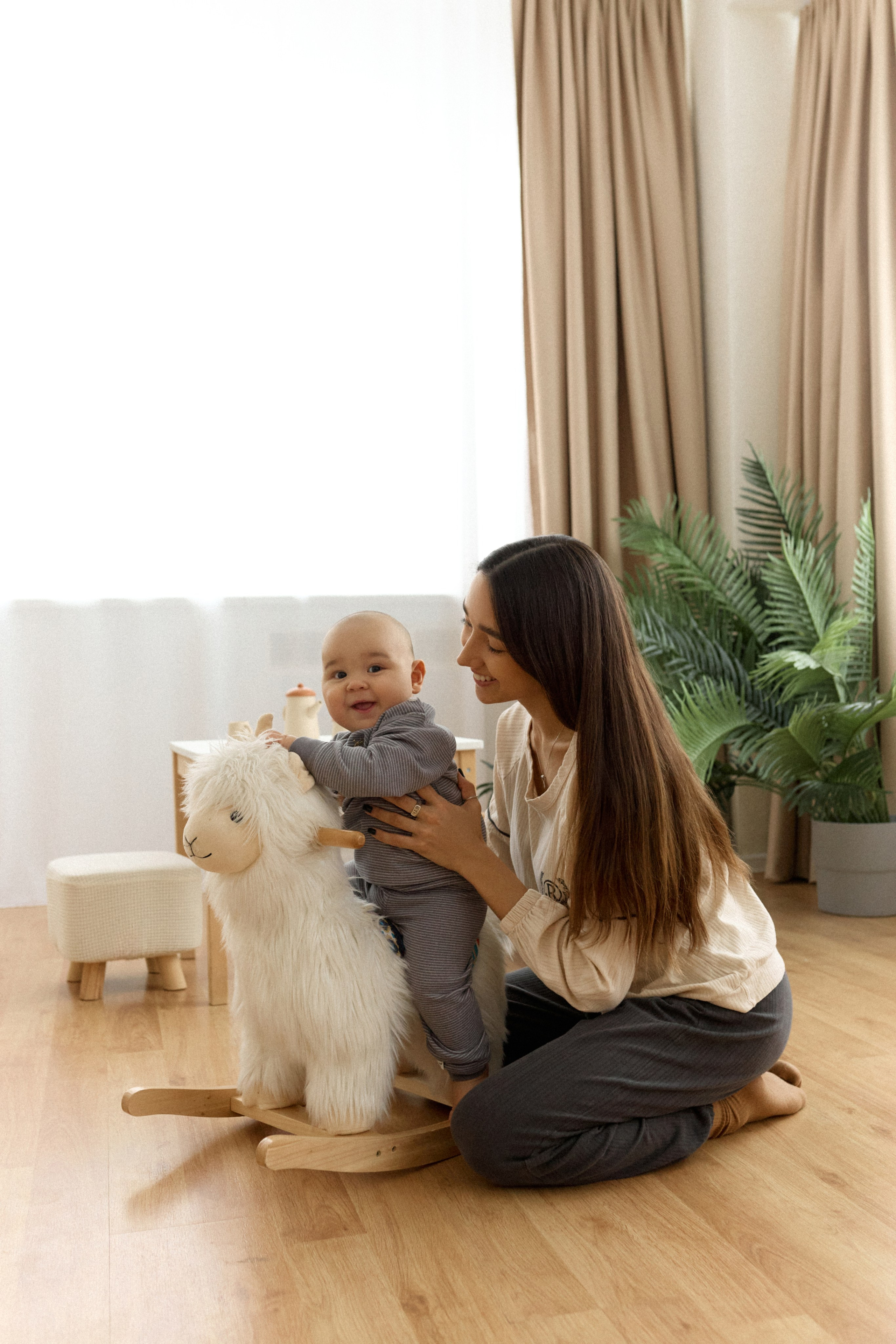 Семейная фотосессия в фотостудии. Сестры Карабаза. Фотографы и ретушеры в Москве и Санкт-Петербурге