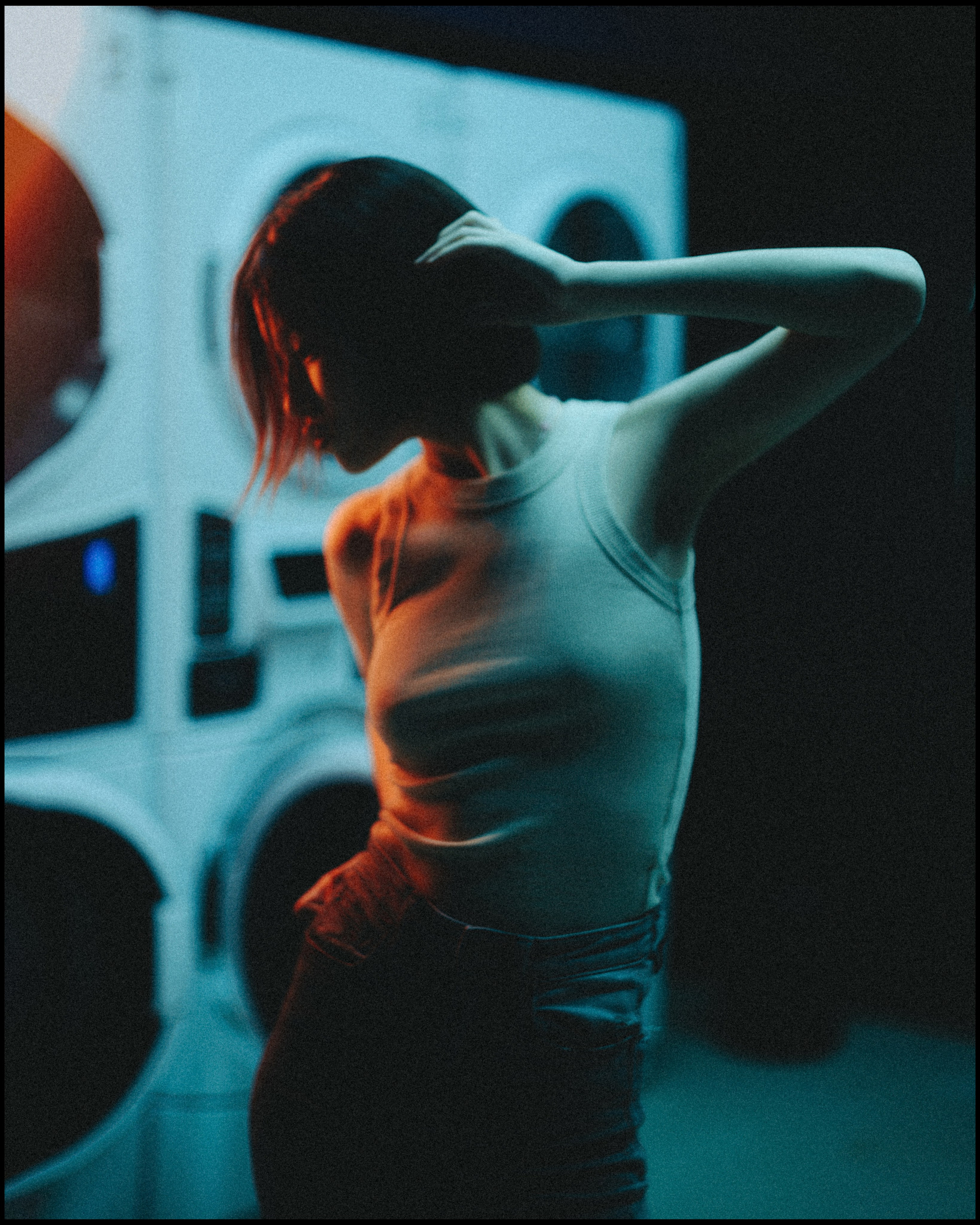 Киношная фотосессия в необычной локации с цветным светом