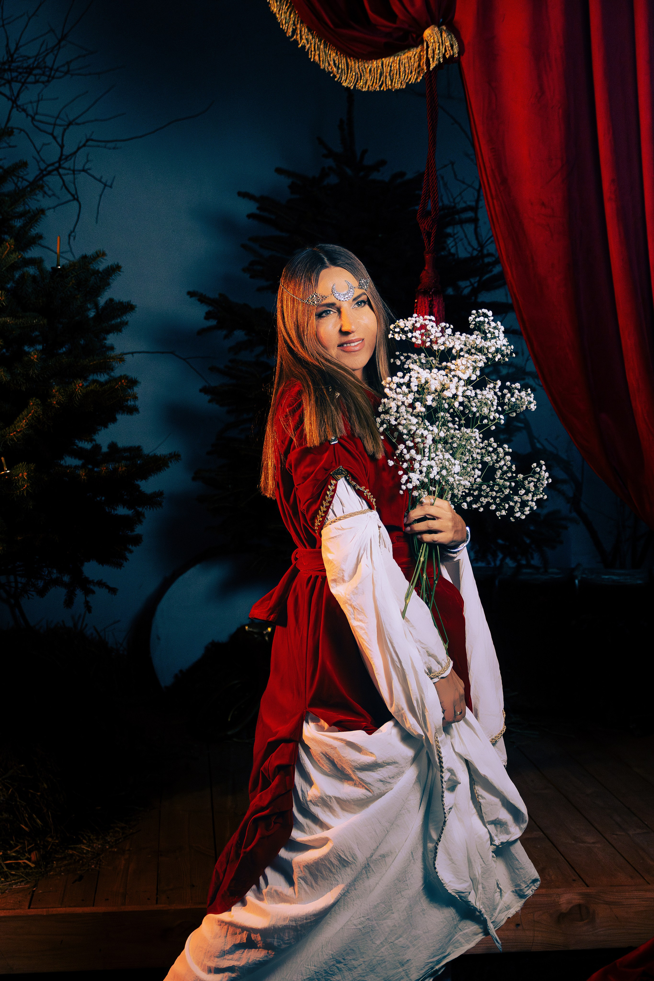 Женская фотосессия в Ростове-на-дону в образе воительницы с доспехами и мечом в поле.