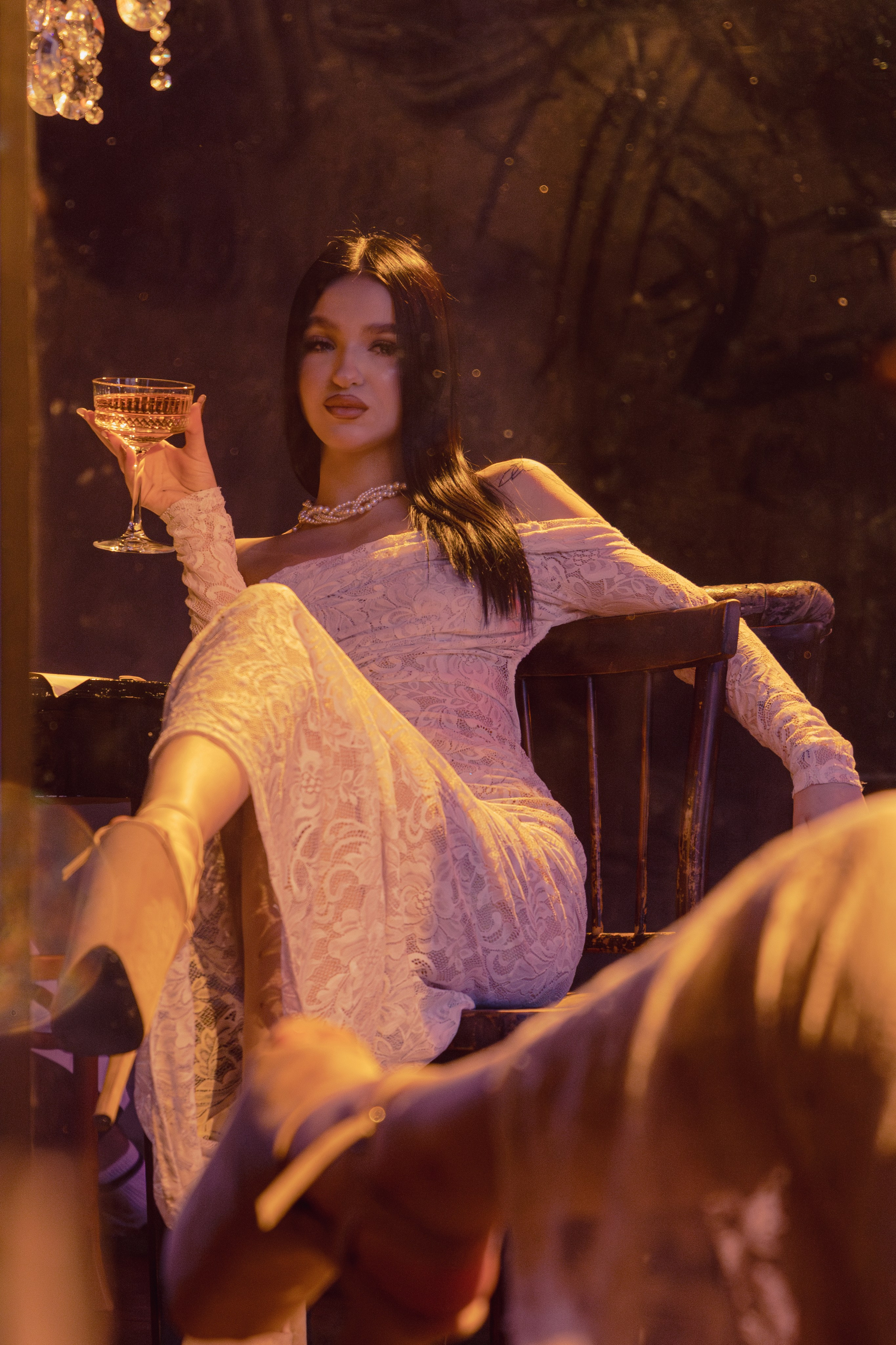 Изысканная фотосессия в винтажном стиле с элементами ню для бара. Художественная работа, сочетающая классику и современность.