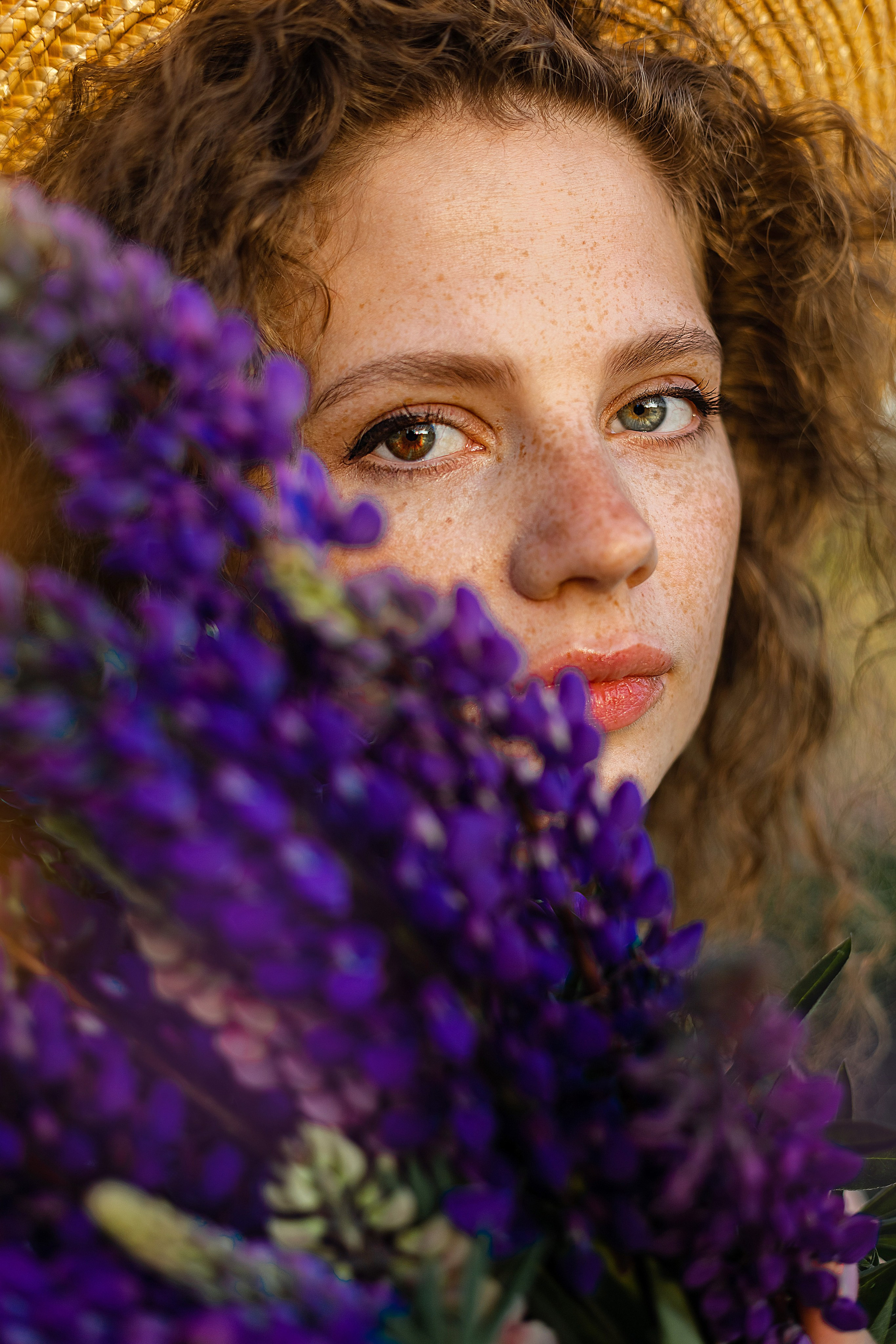 Ирина в люпинах. Женская фотосессия в поле люпинов. Семейный и детский фотограф в Санкт-Петербурге Павлова Елена